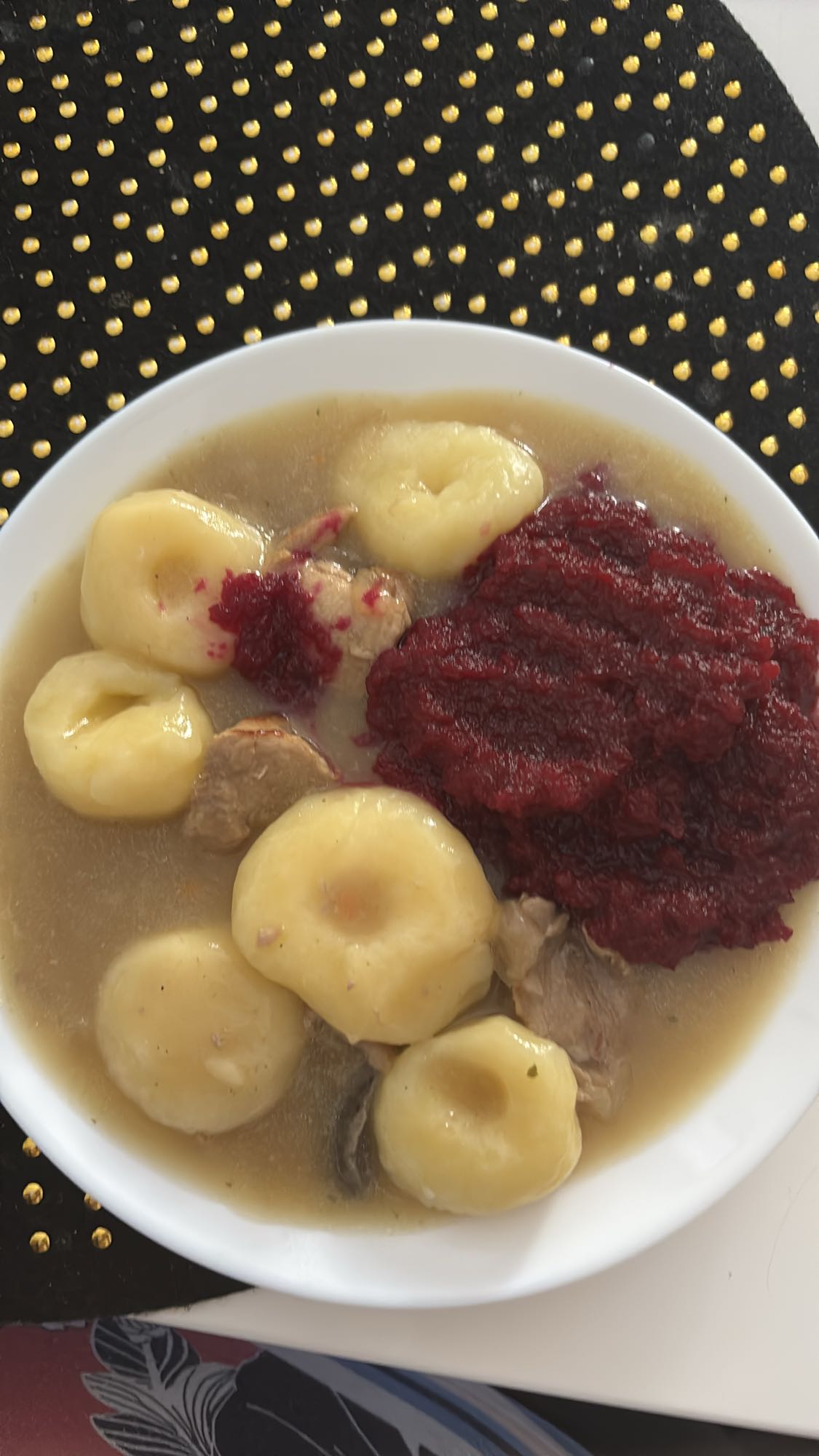 Kluski śląskie z mięsem i buraczkami