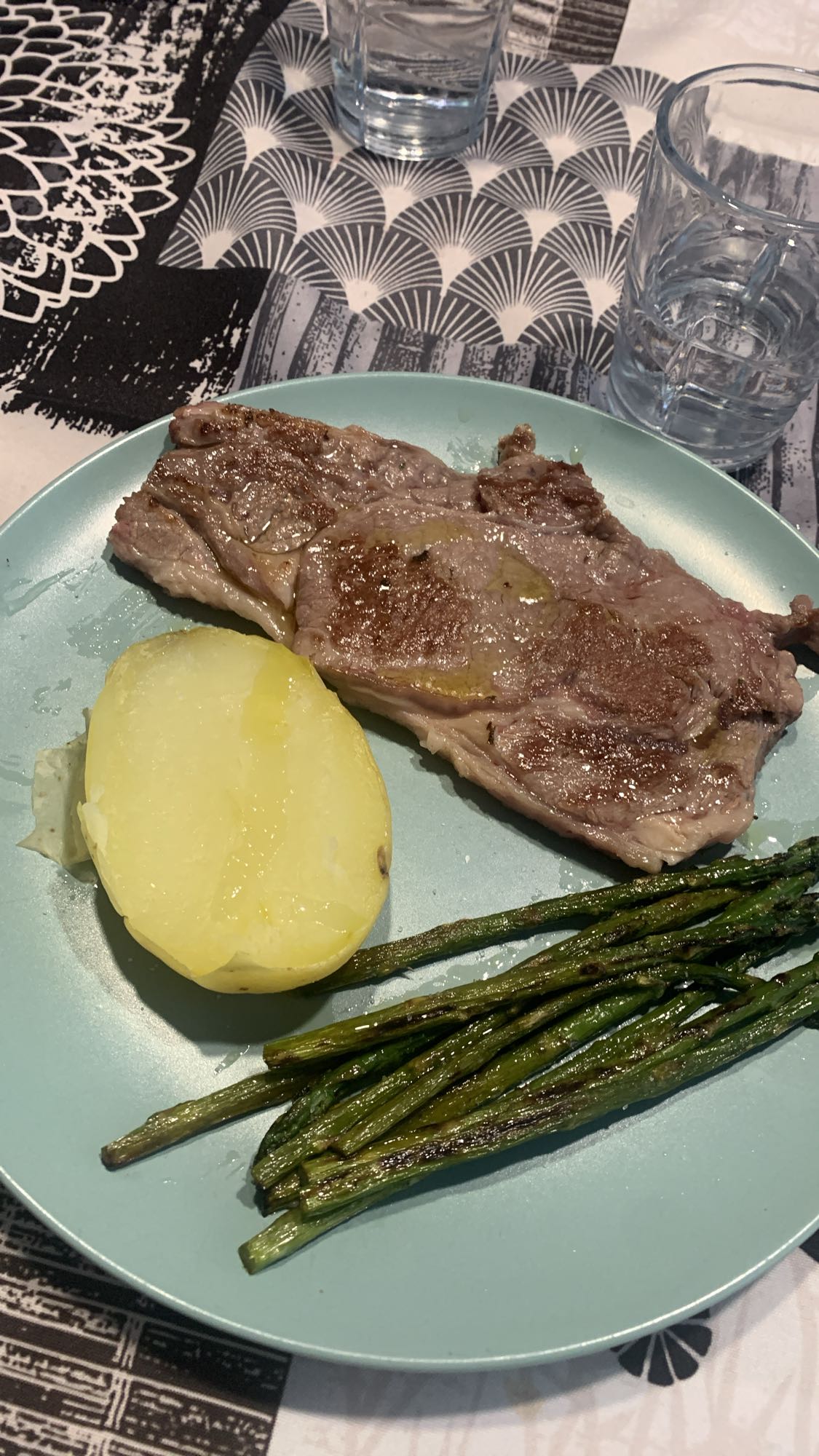 Carne con papas y espárragos