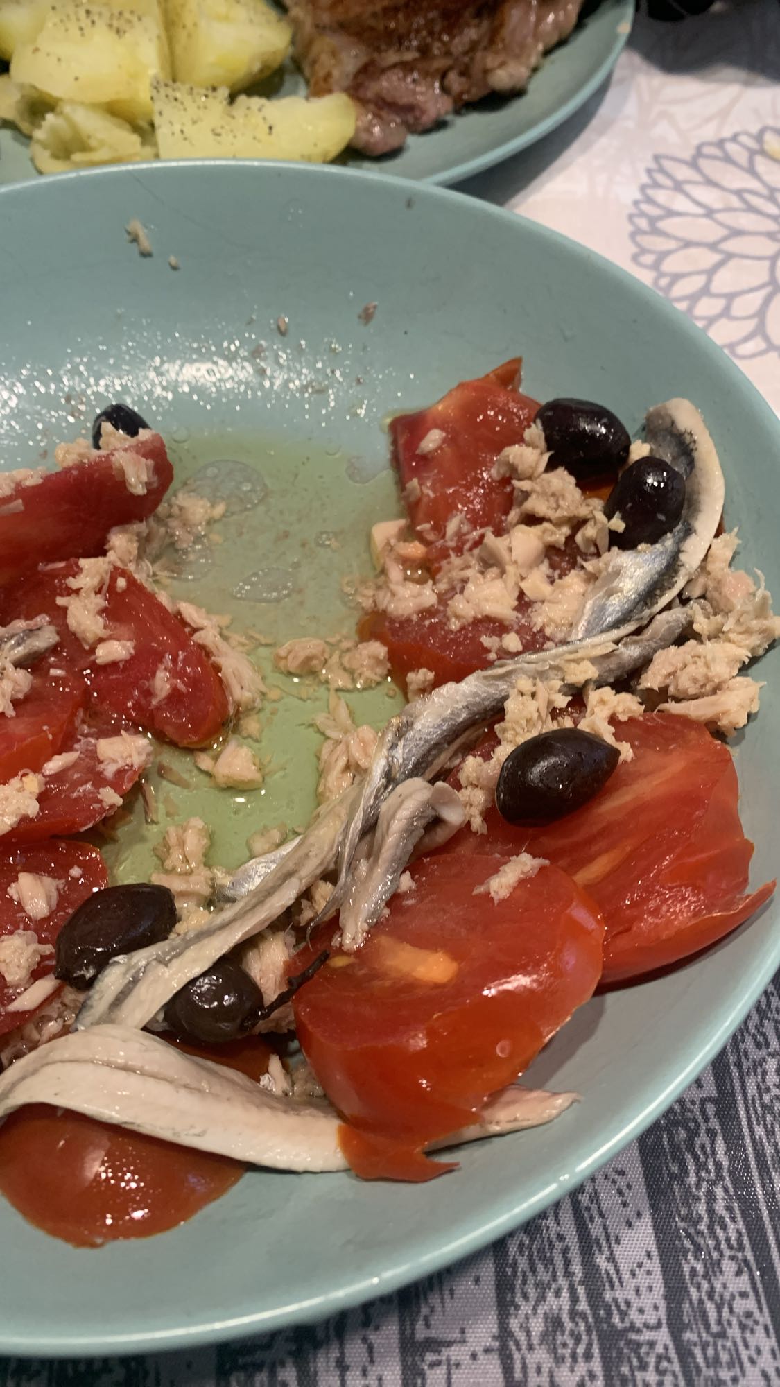 Ensalada de tomate y pescado