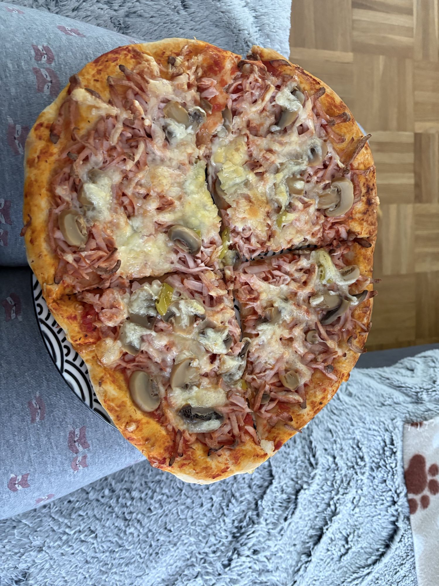 Sonkás-gombás pizza