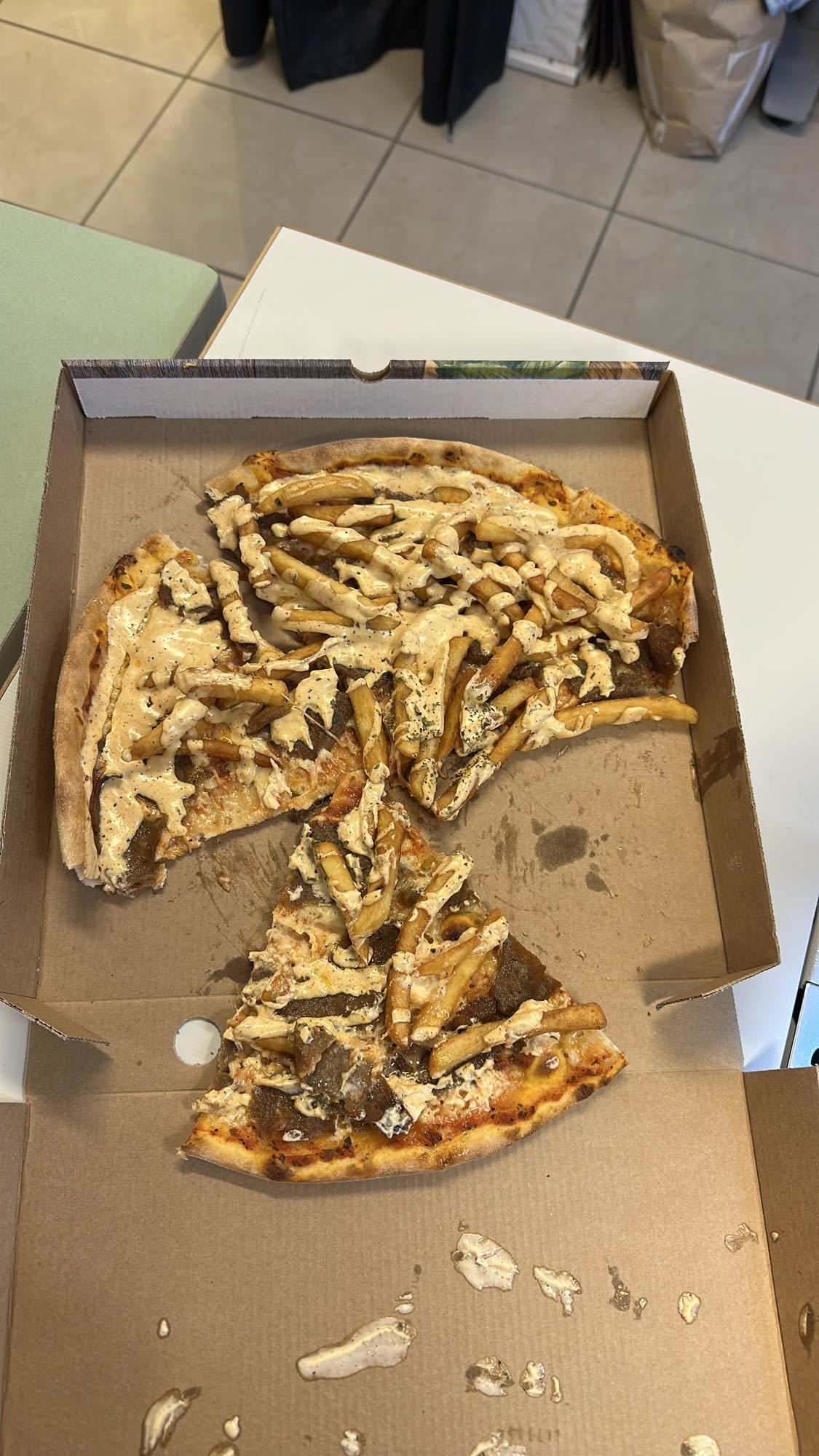 Kebabpizza med pommes