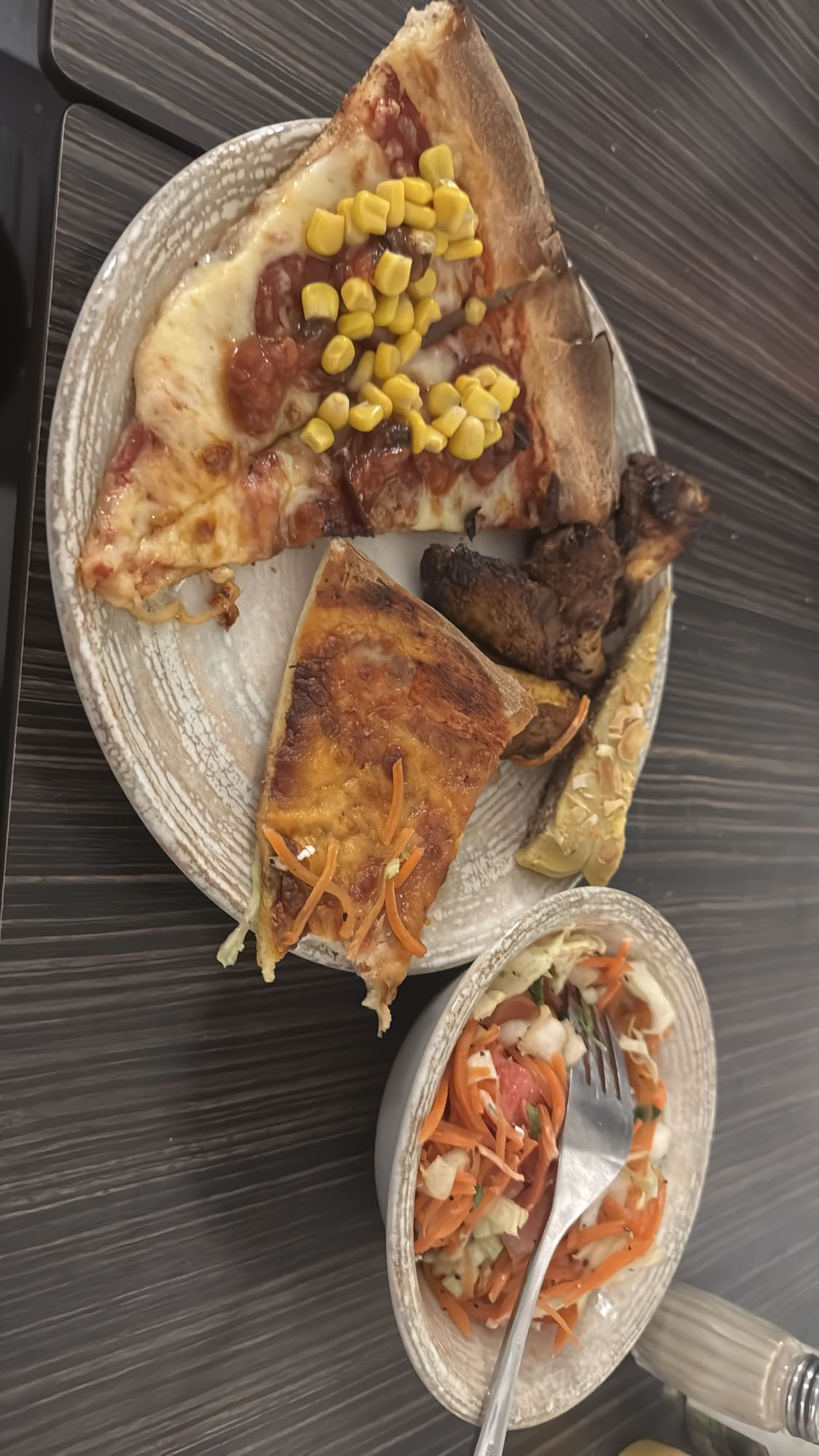 Pizza och salladstallrik