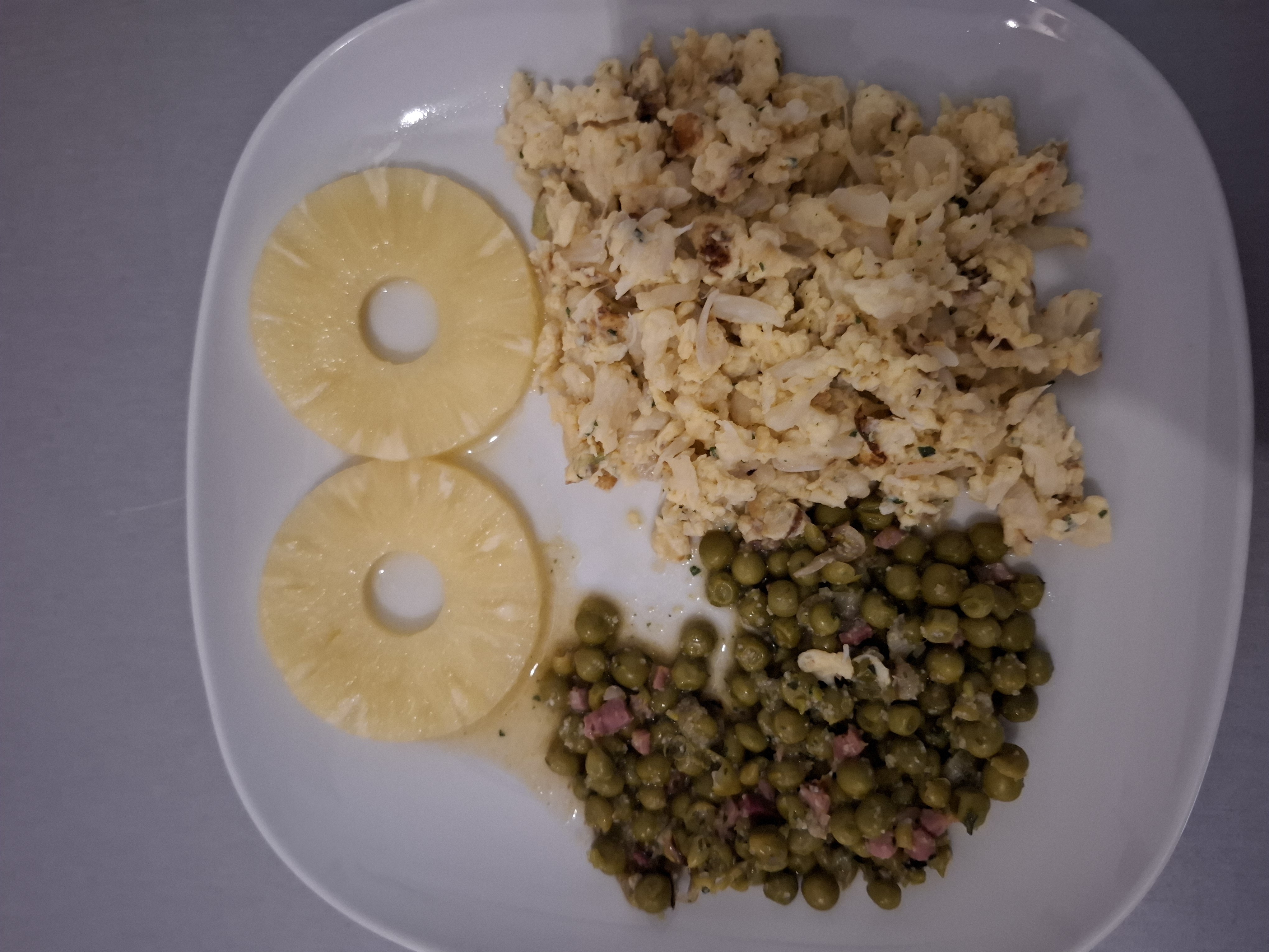 Huevos revueltos con piña