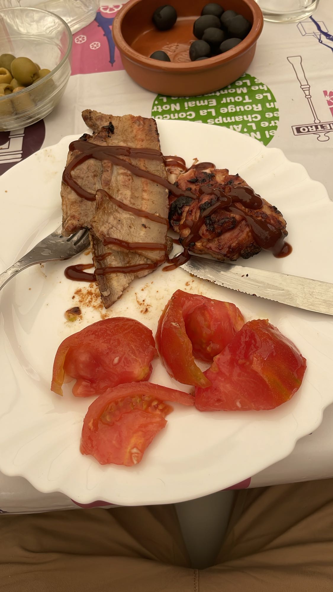 Carne a la parrilla con tomate