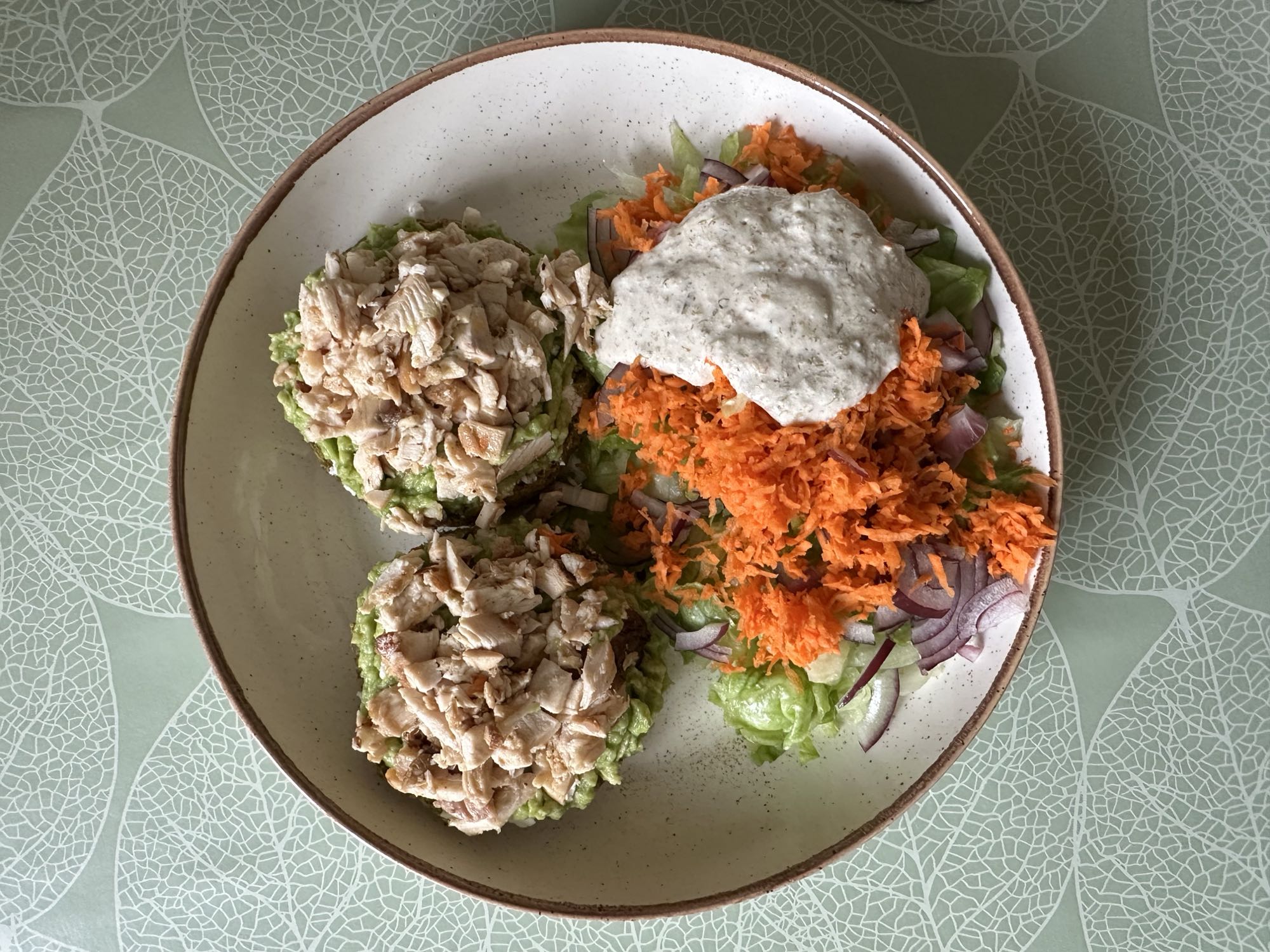 Курка з авокадо та салатом