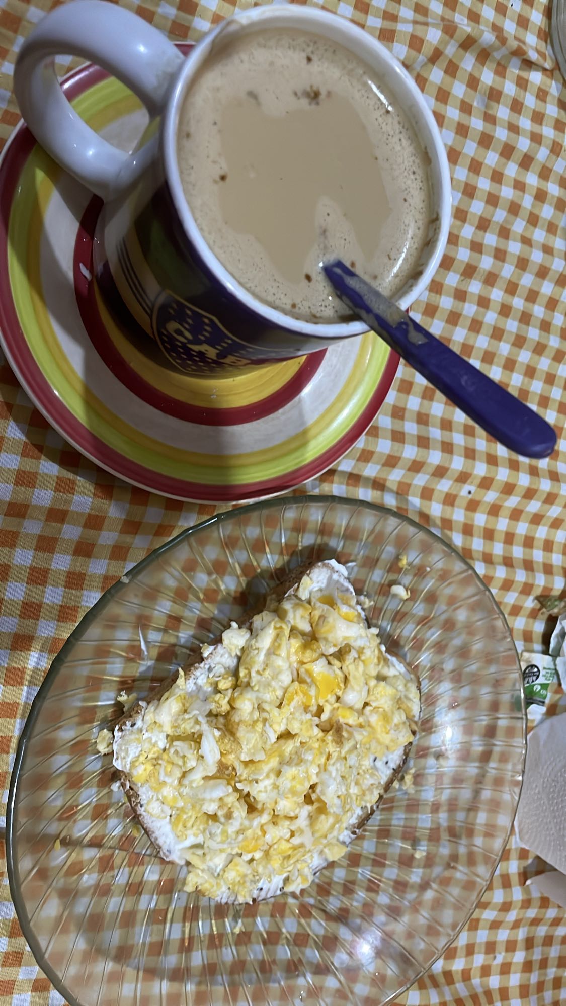 Carne de res con pan blanco, papas fritas y huevos revueltos