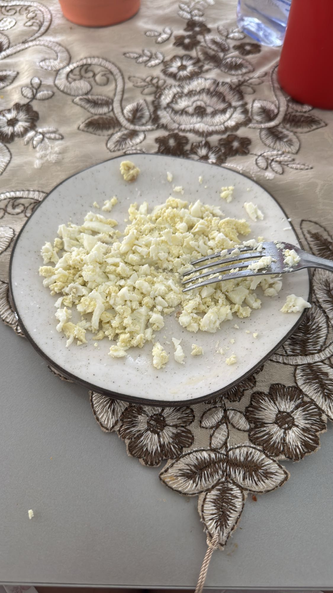 Ovos de codorna amassados