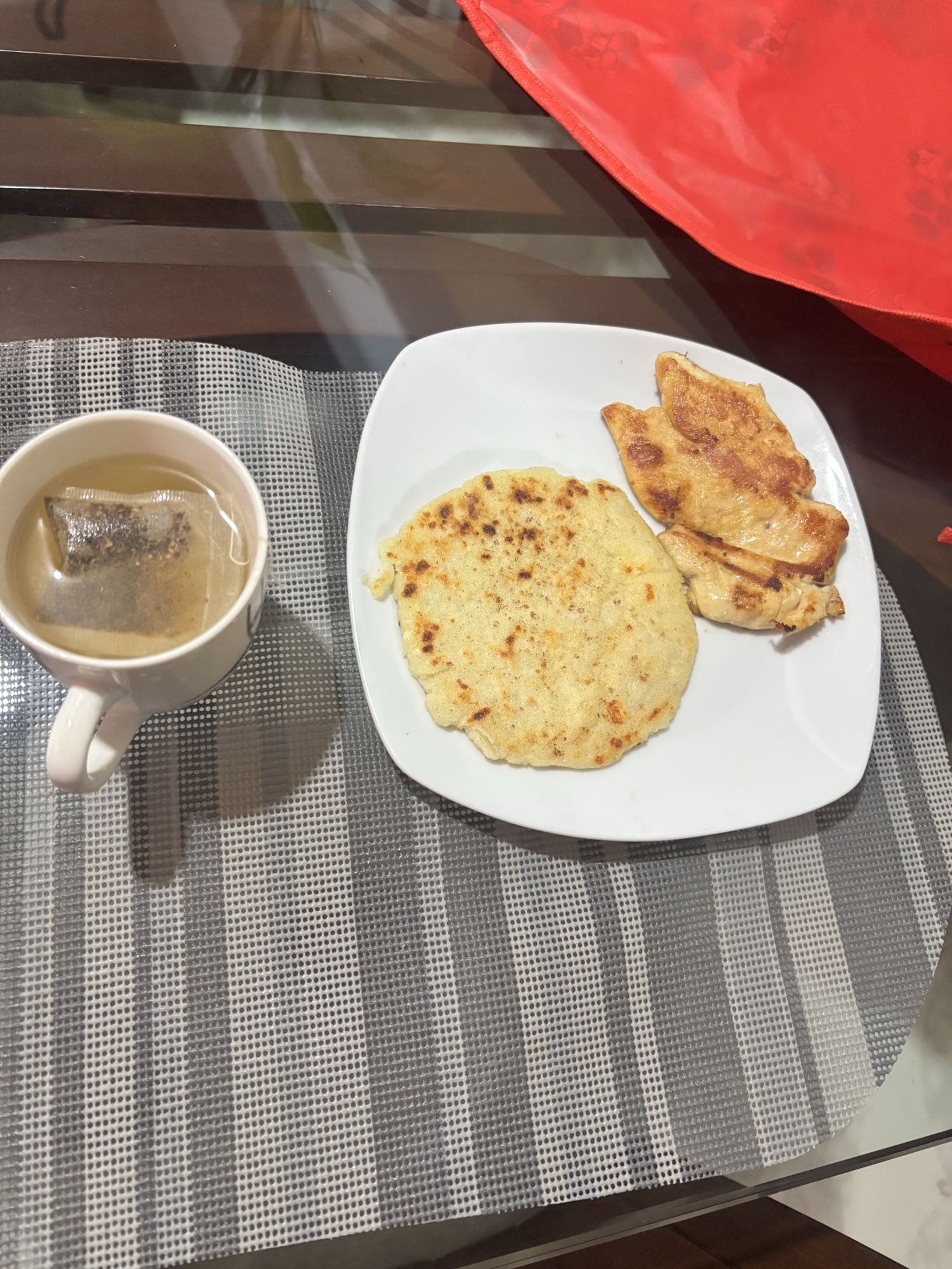 Pollo con arepa y té