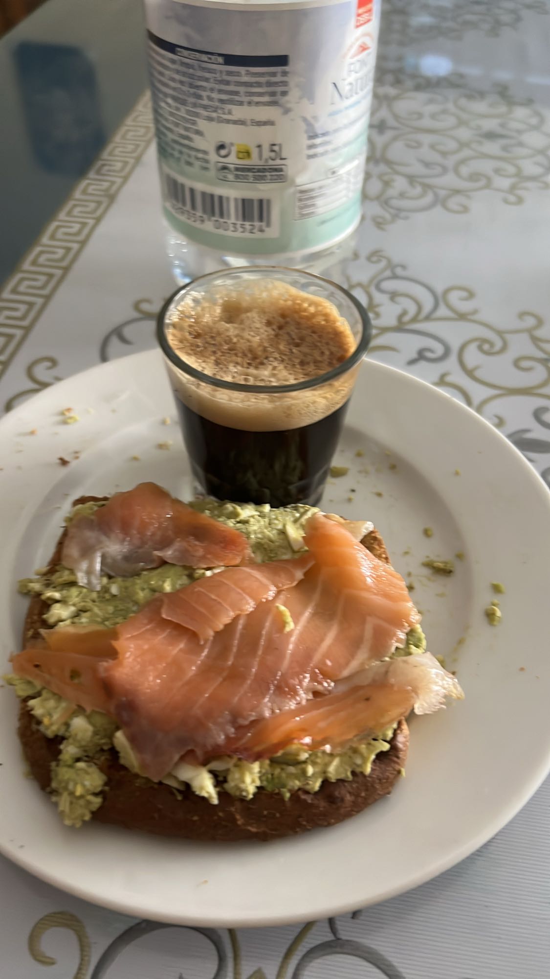 Tostada salmón y aguacate