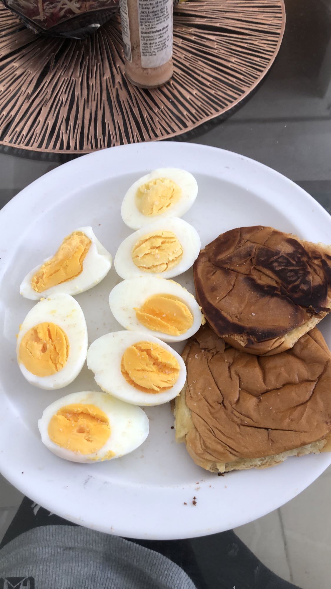 Huevos cocidos y pan