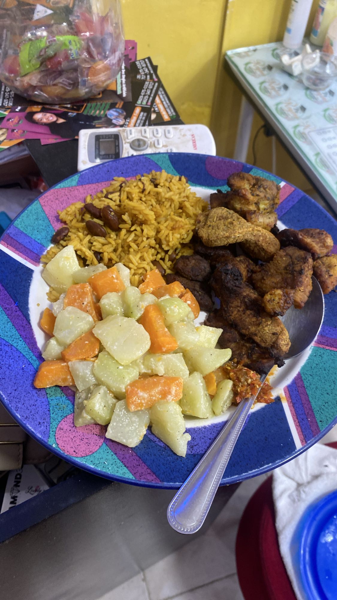 Arroz, vegetales y pollo frito