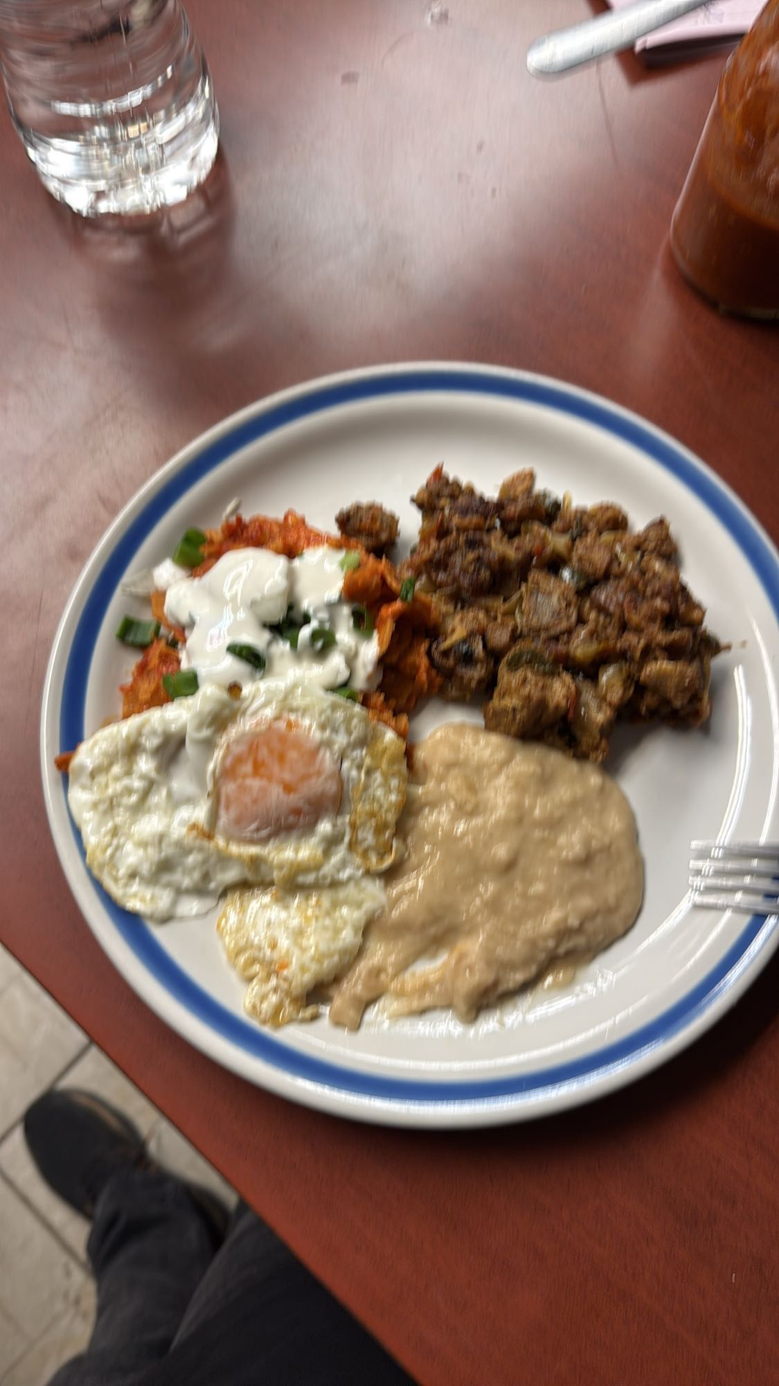 Chicharrón con verdura, un huevo estrellado, frijol, chilaquiles porción chica