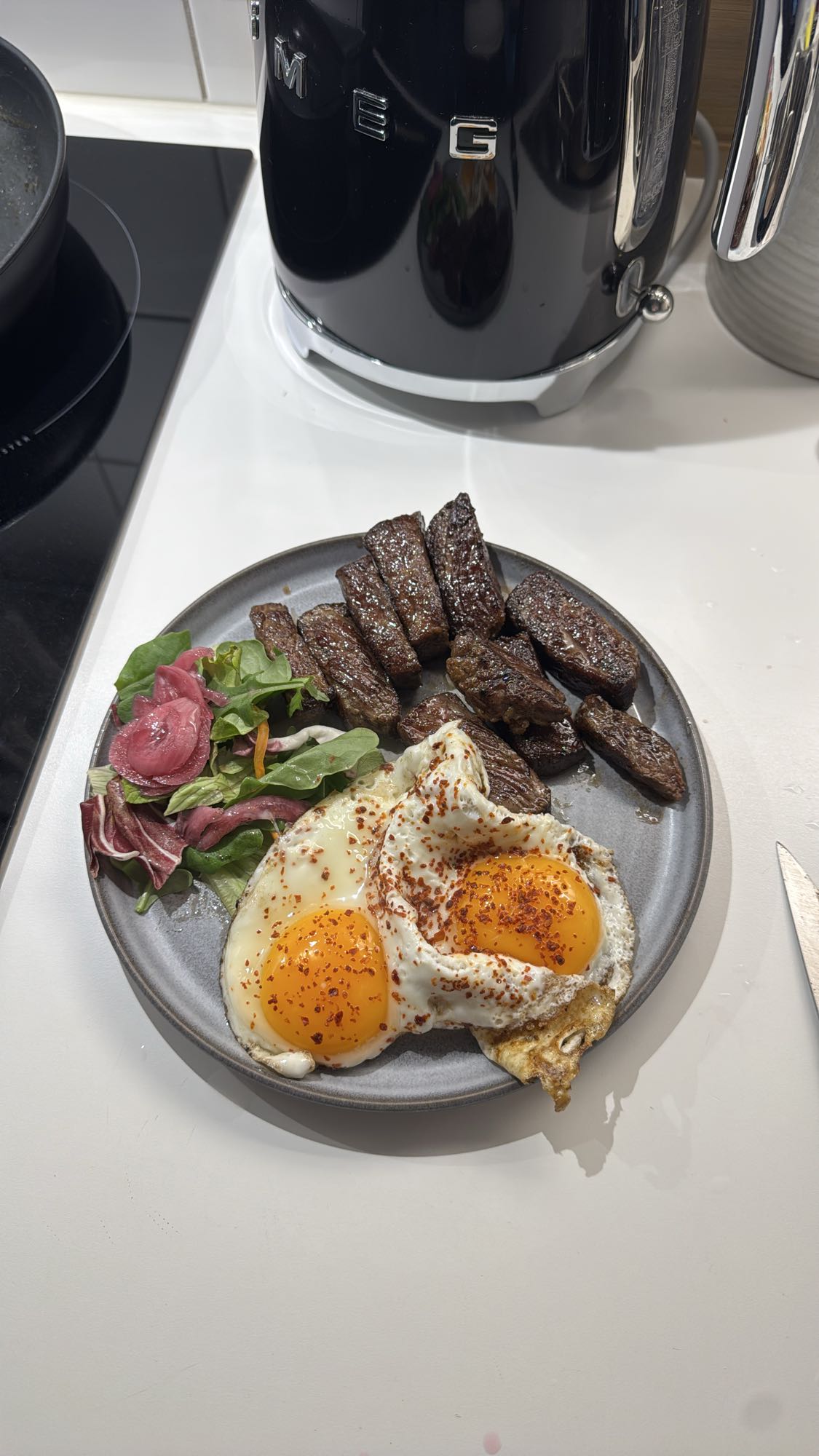 Stekbiff med ägg och sallad