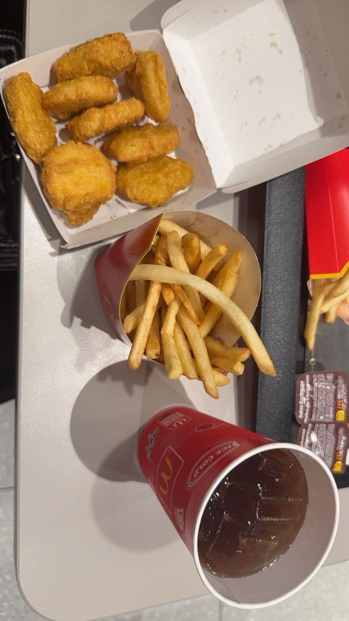 Nuggets, frites et ice tea citron