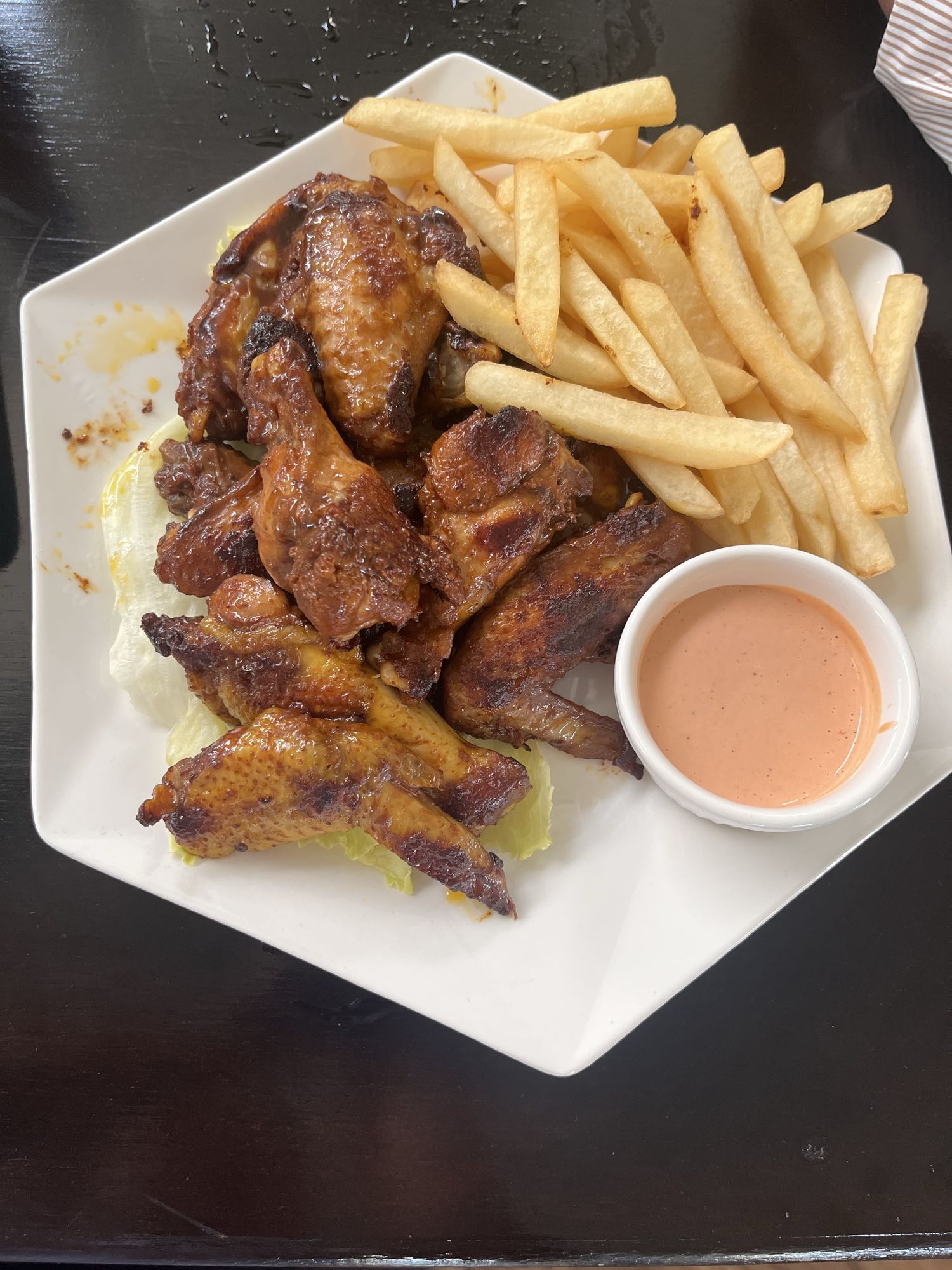 Alitas con papas fritas