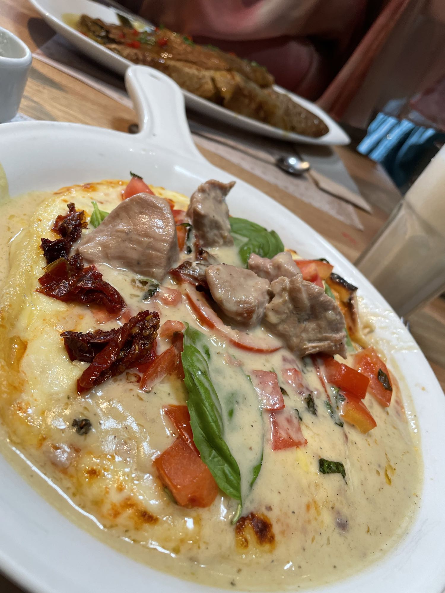 Pizza cremosa con cerdo