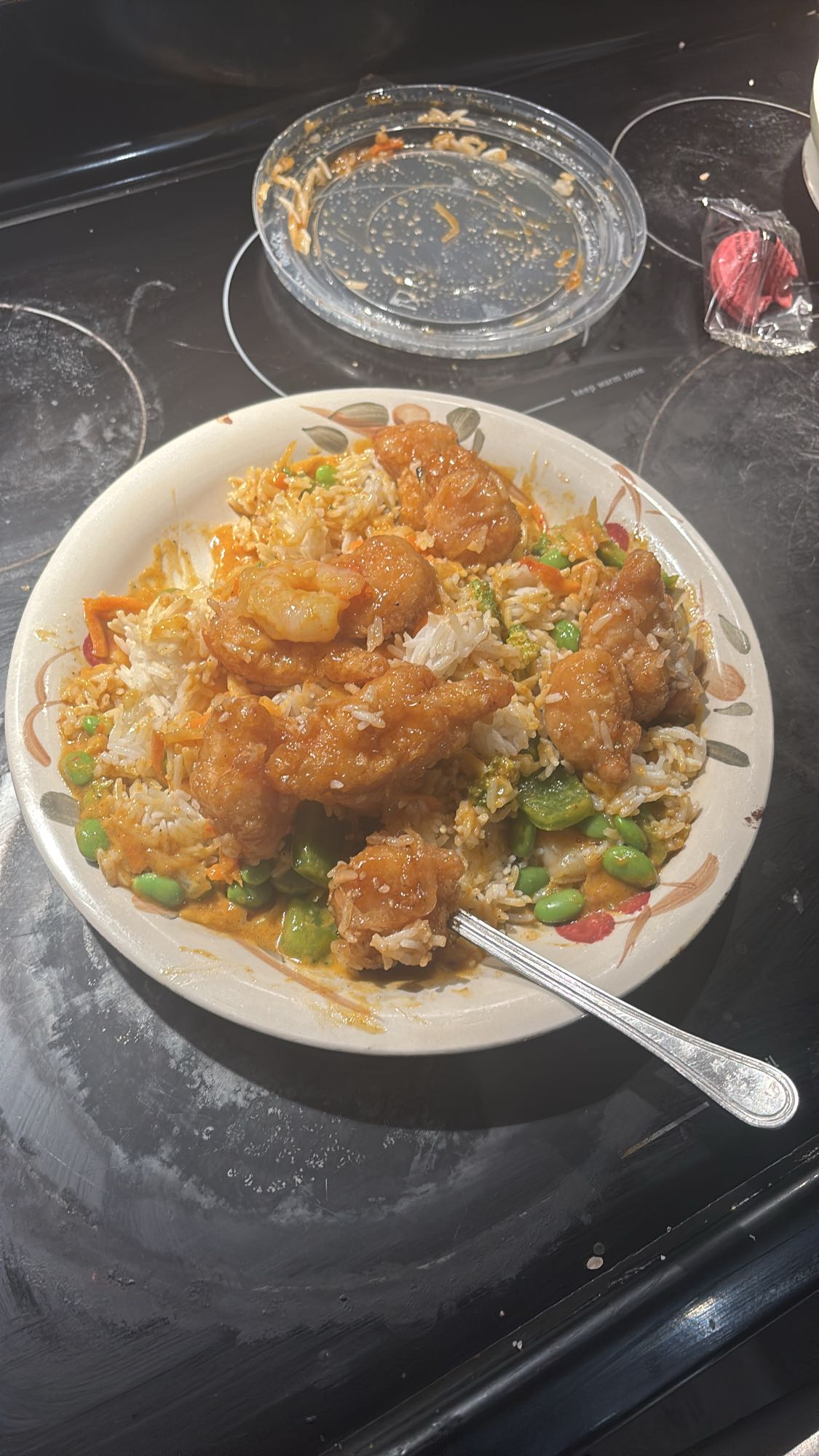Poulet Général Tao et crevettes avec riz sauté