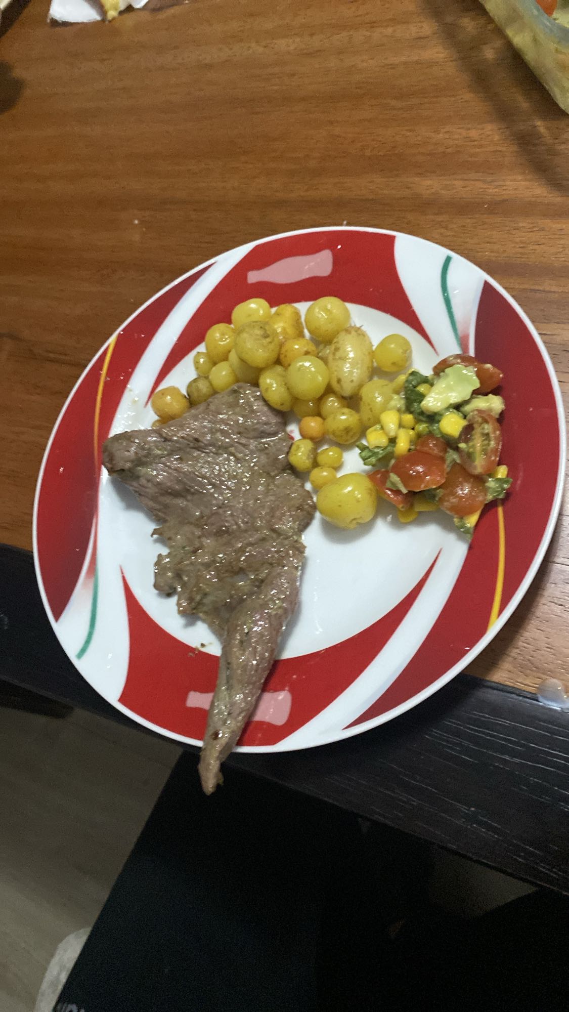 Carne, papas y ensalada
