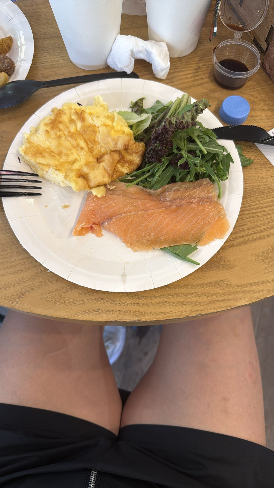 Омлет с лососем и салатом