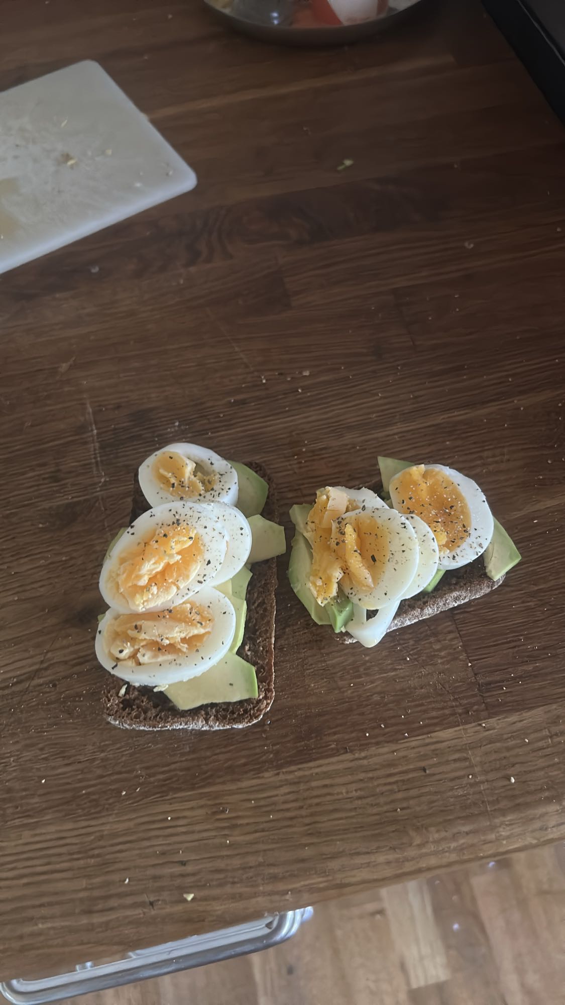 Ägg och avokado macka