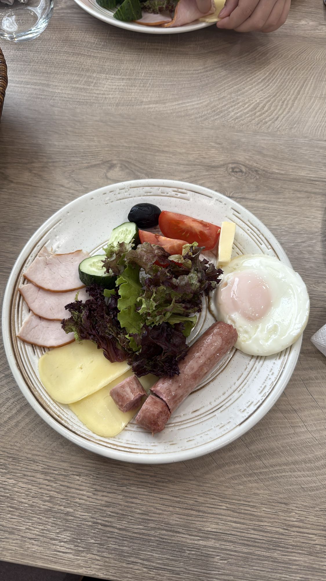 Завтрак с яйцом и колбасой