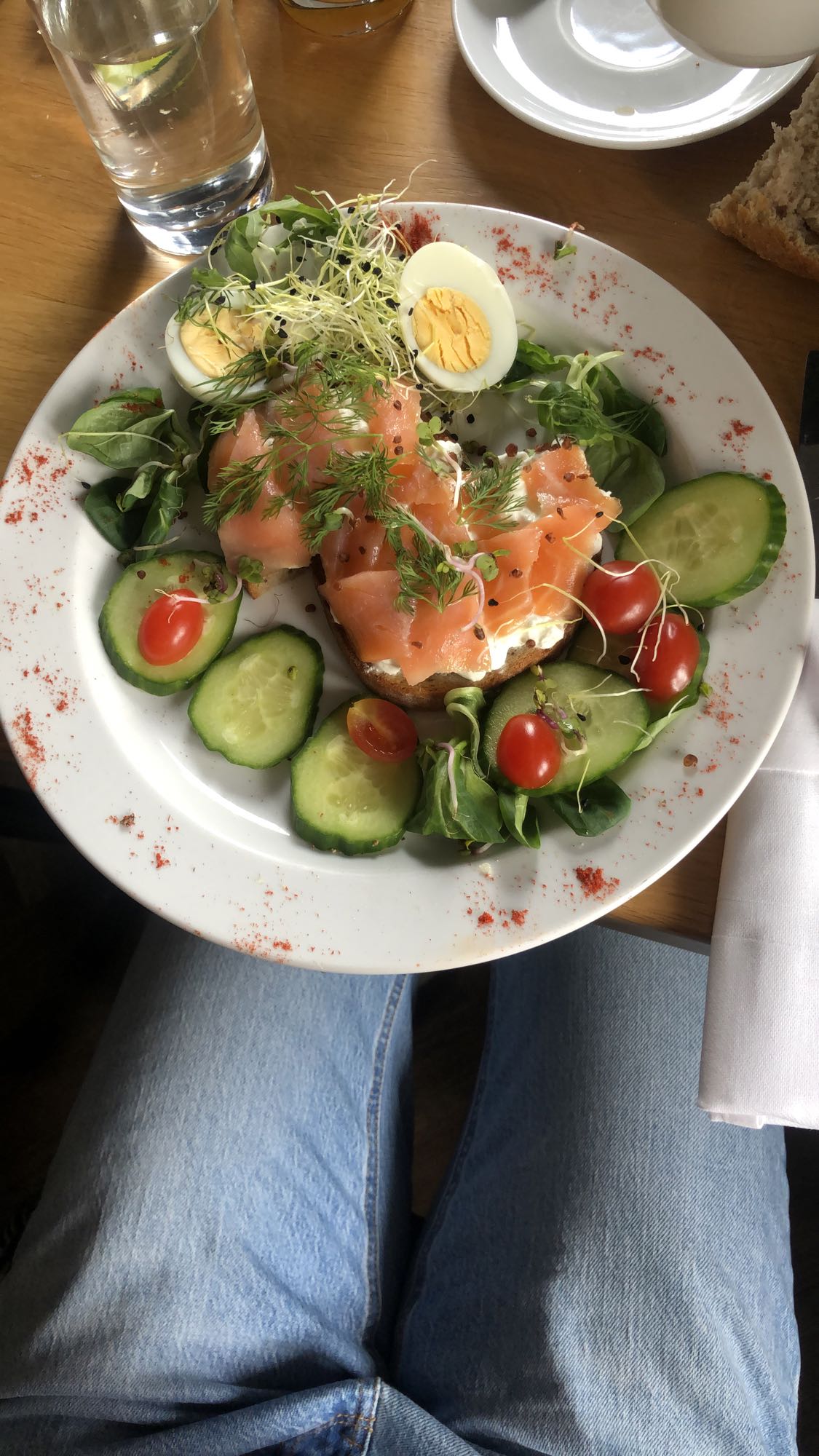 Lachs-Ei-Gemüse-Teller