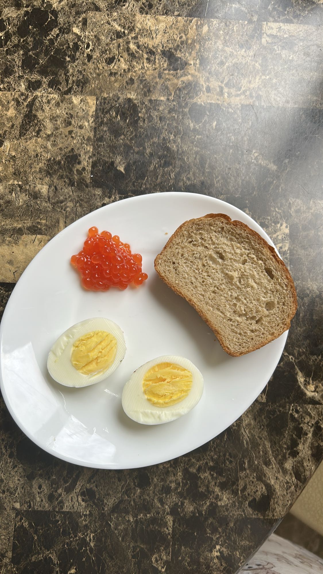 Яйца, хлеб и икра