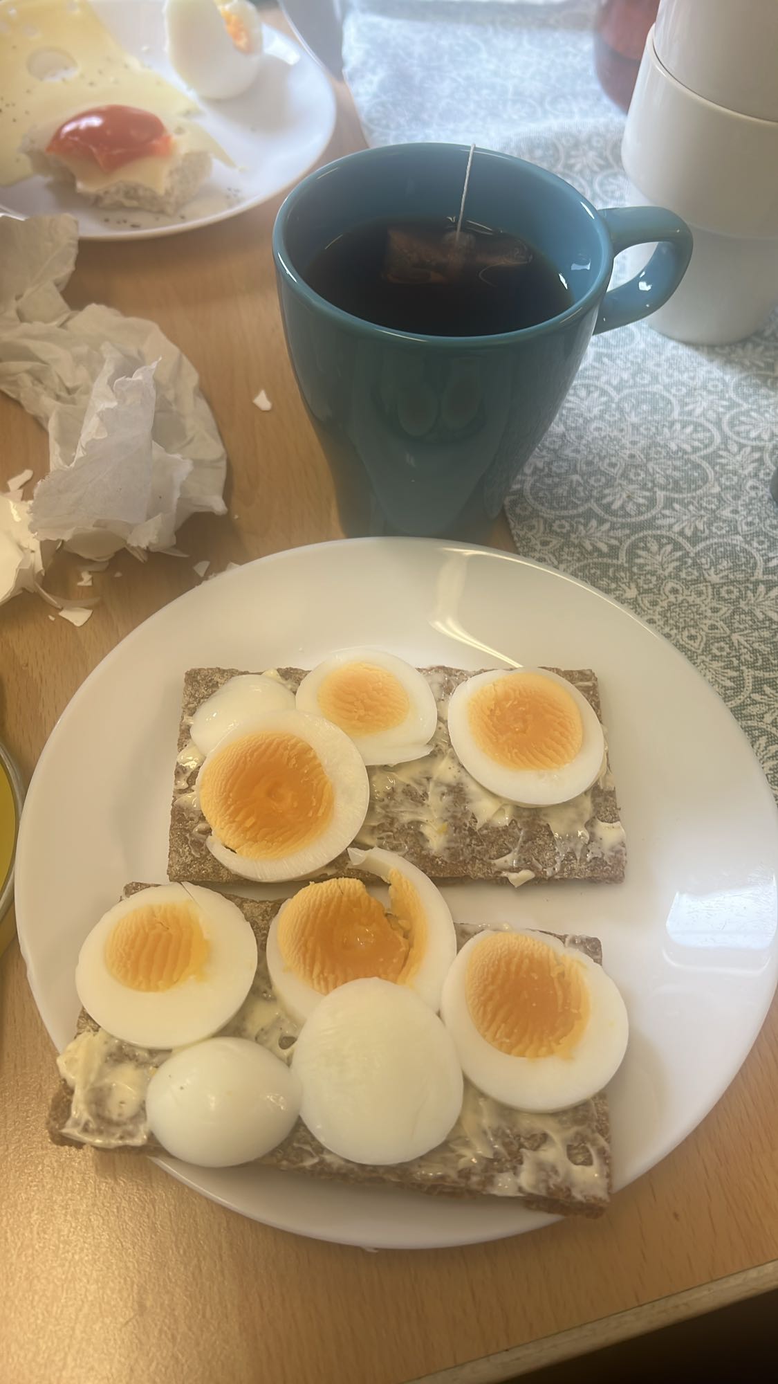 Knäckebröd med ägg & te