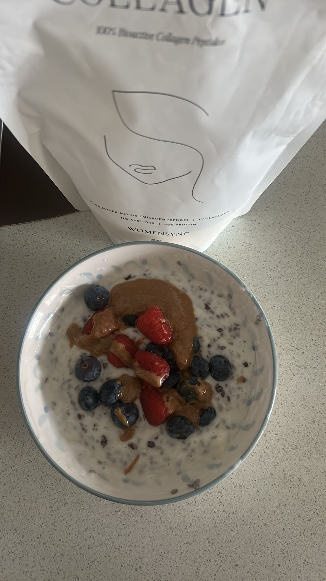 Yoghurt med bär & nötssmör