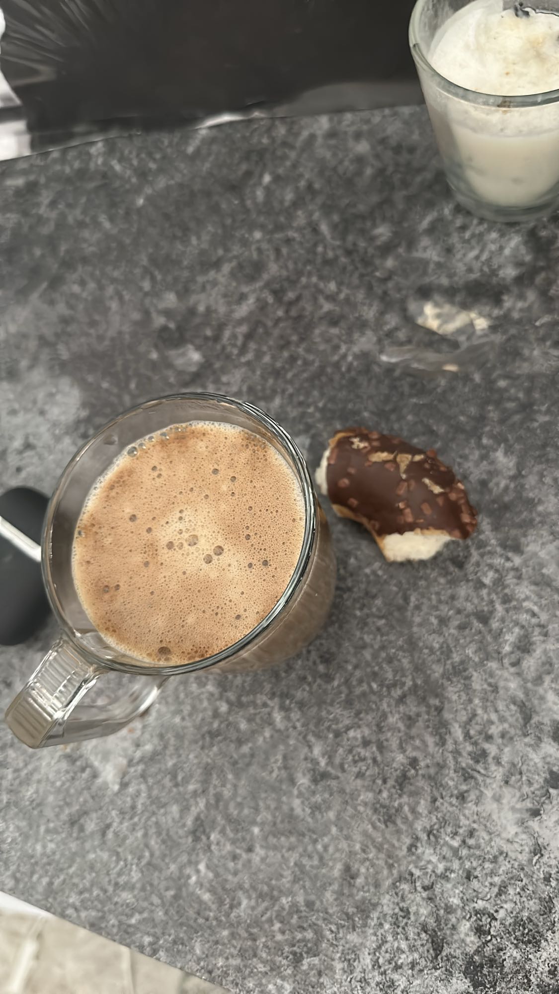 Kaffe och chokladbit