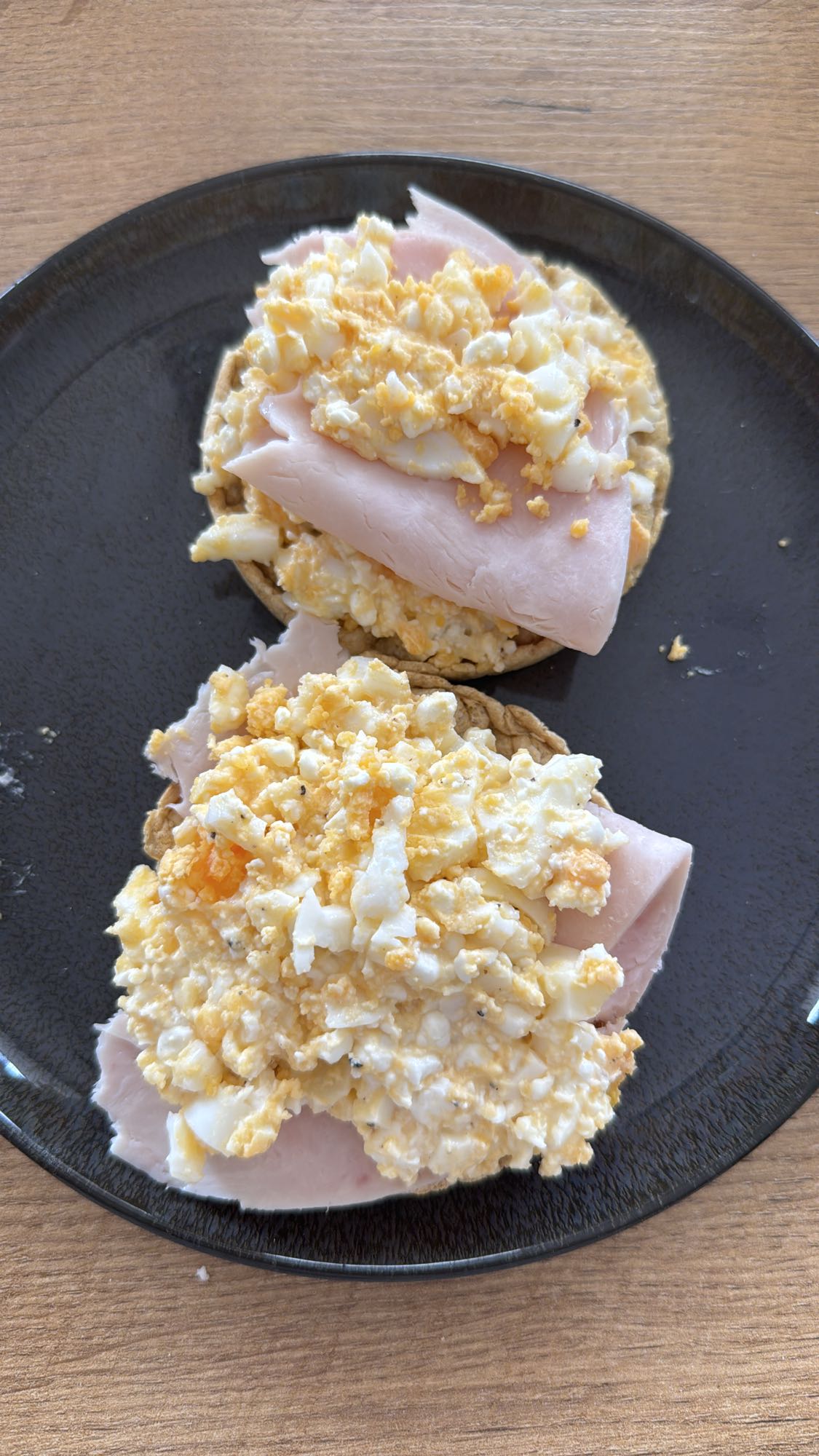 Linsenwaffel mit Ei, Hüttenkäse und Hähnchenbrust