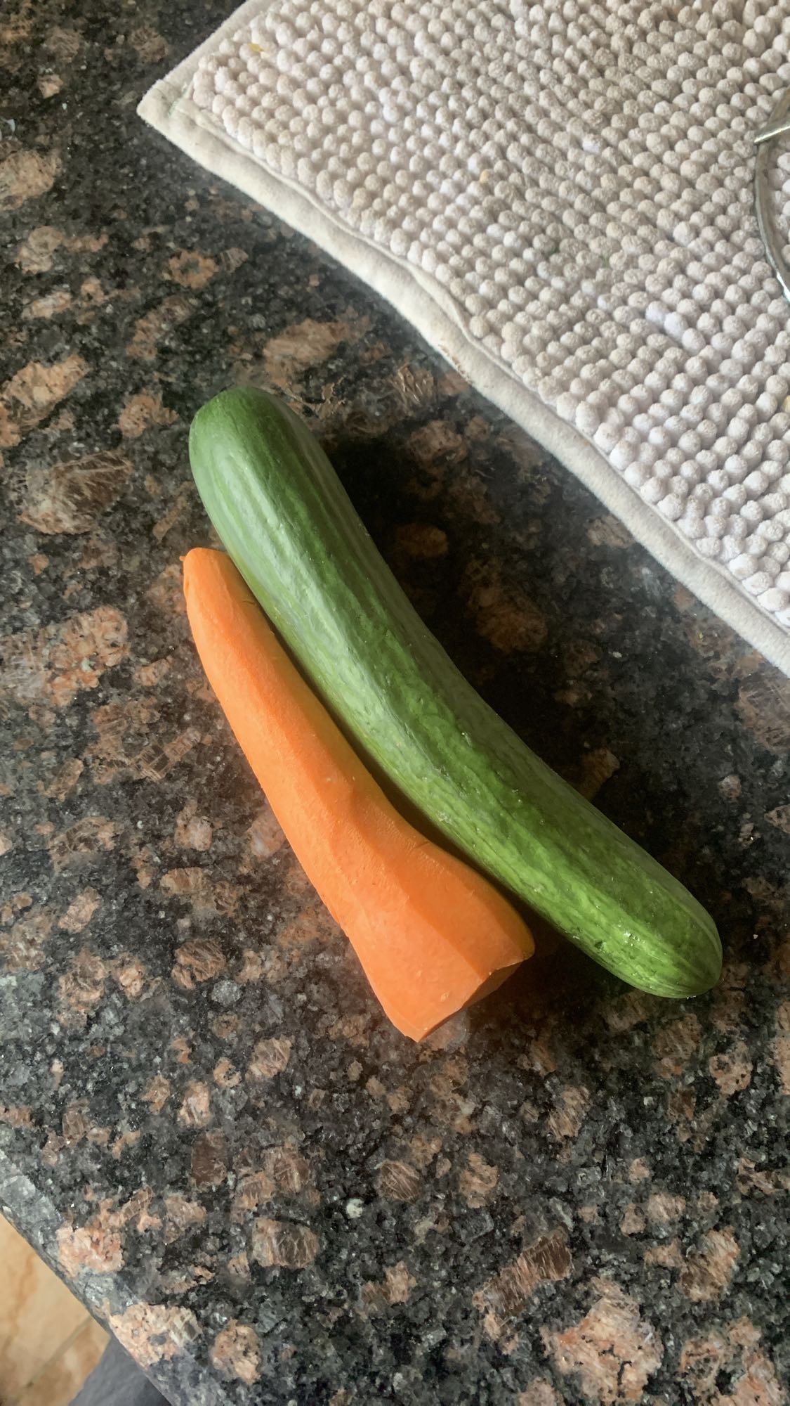 خيار وجزر طازج