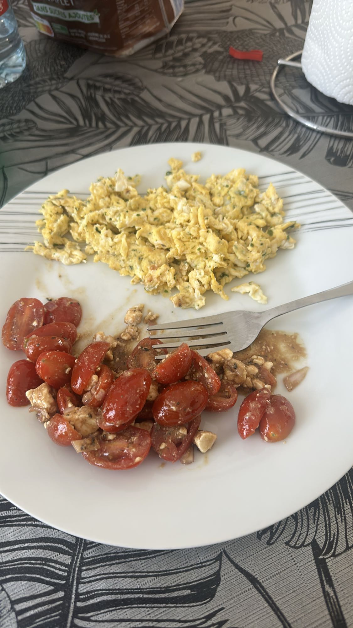 Oeufs brouillés et salade tomate