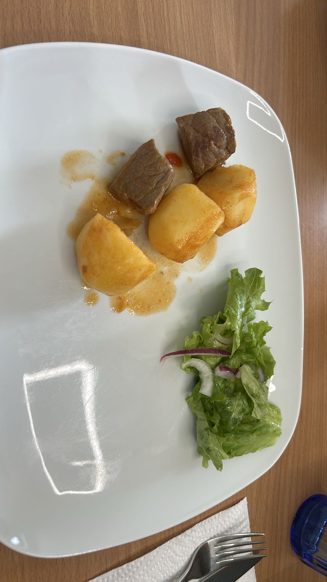 Carne con patatas y ensalada