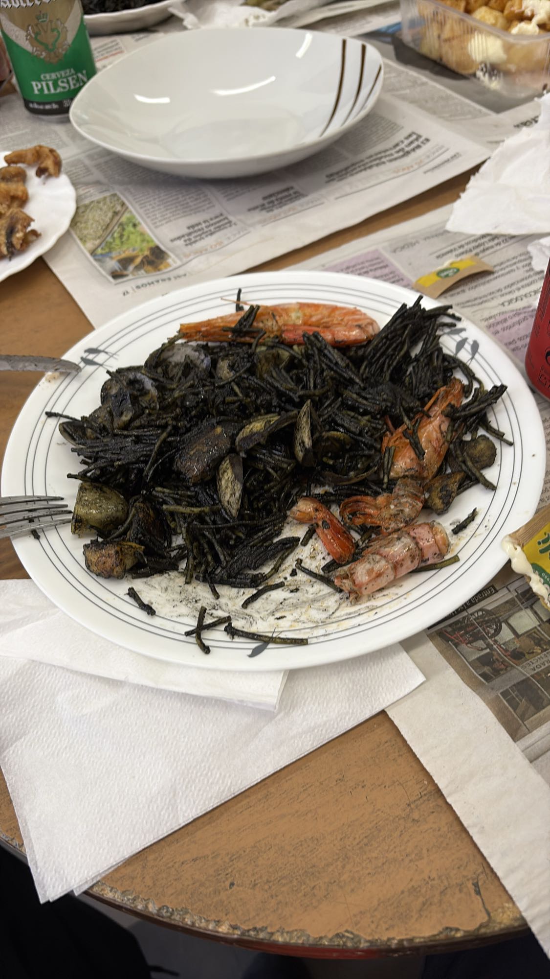 Fideuá negra con mariscos