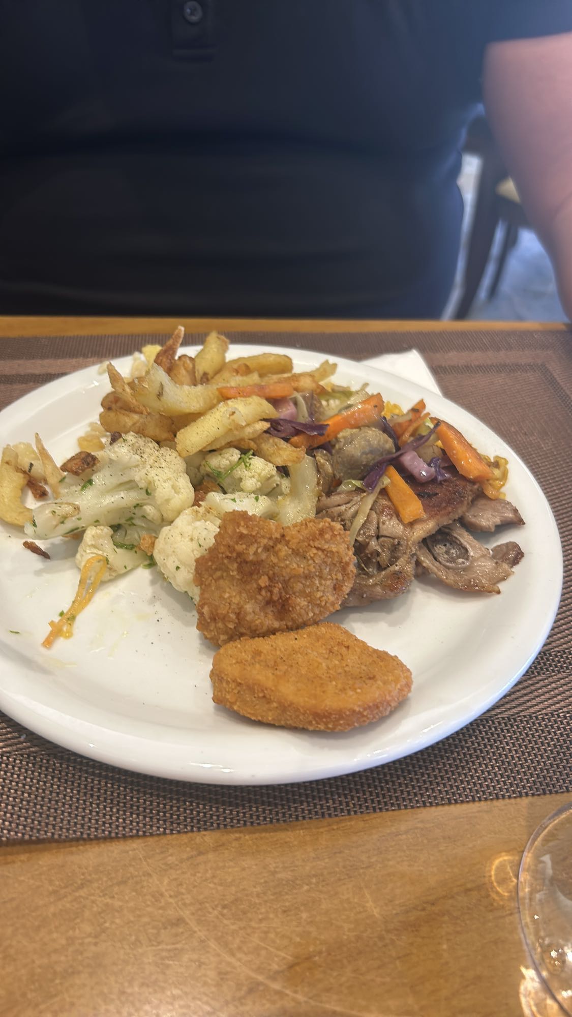 Talerz z warzywami i mięsem