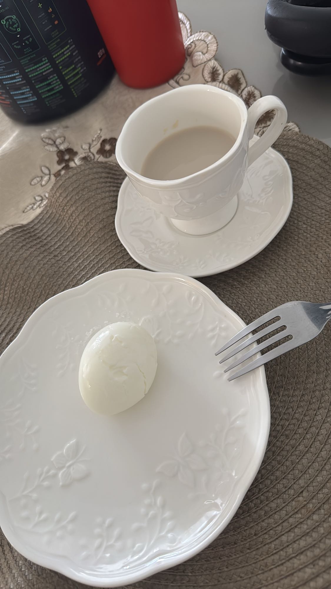 Ovo cozido com café com leite desnatado