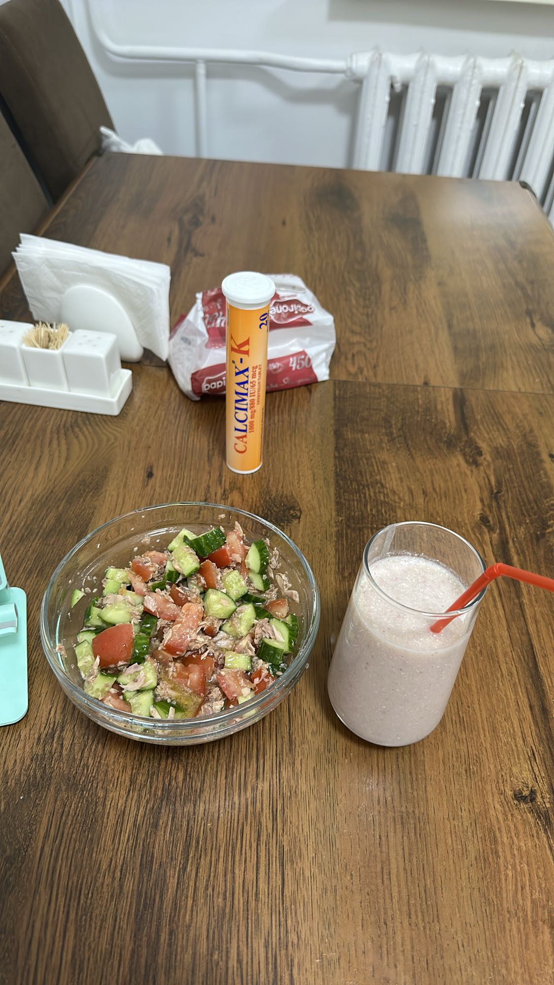Tuna salad with smoothie