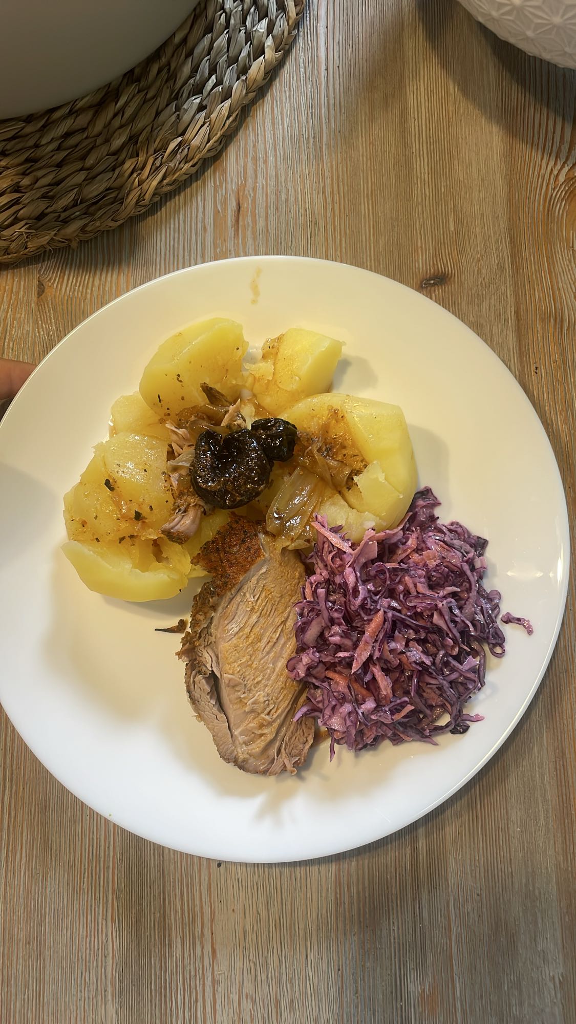 Schab z ziemniakami i surówką