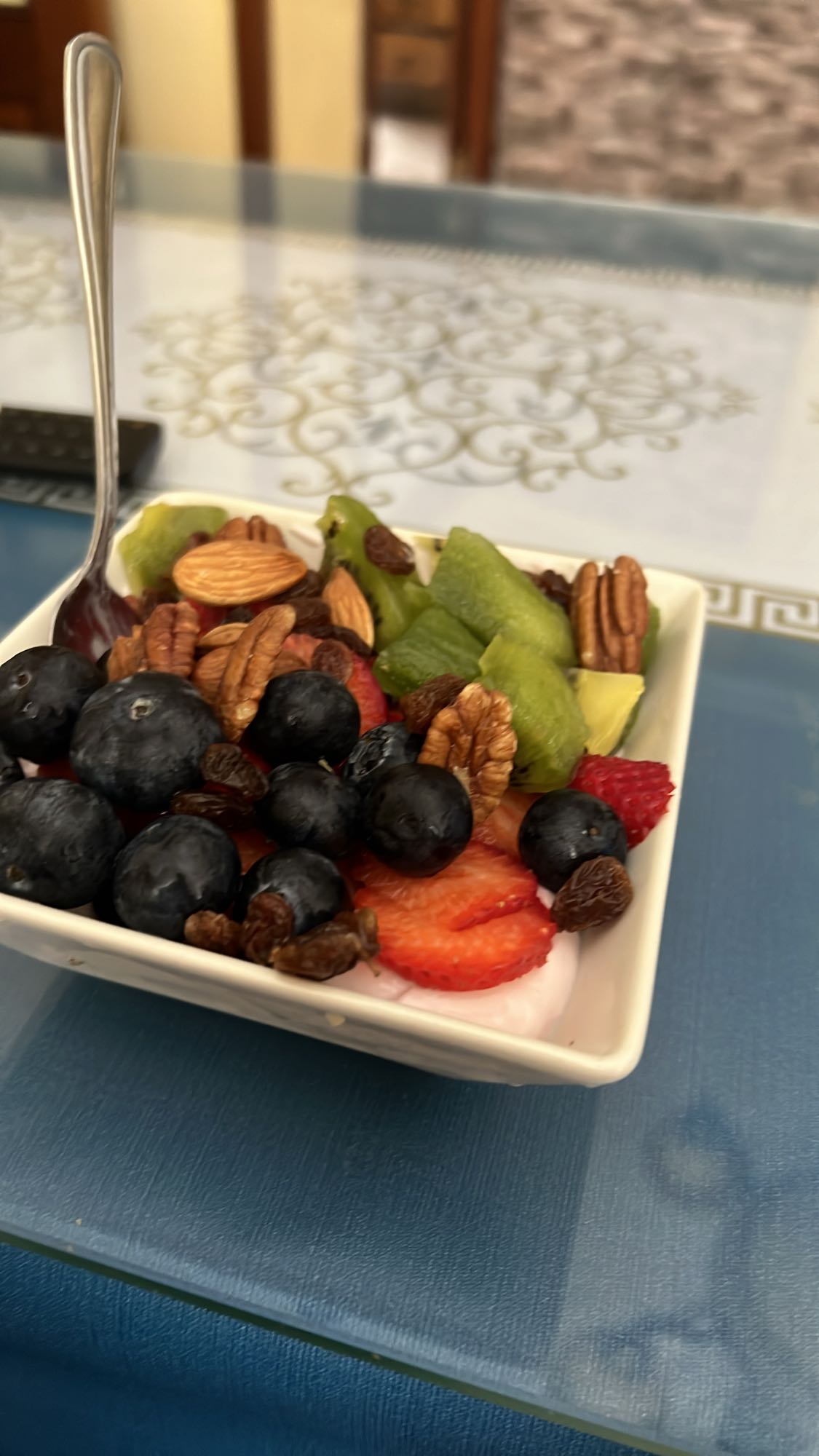 Yogur con frutas y nueces