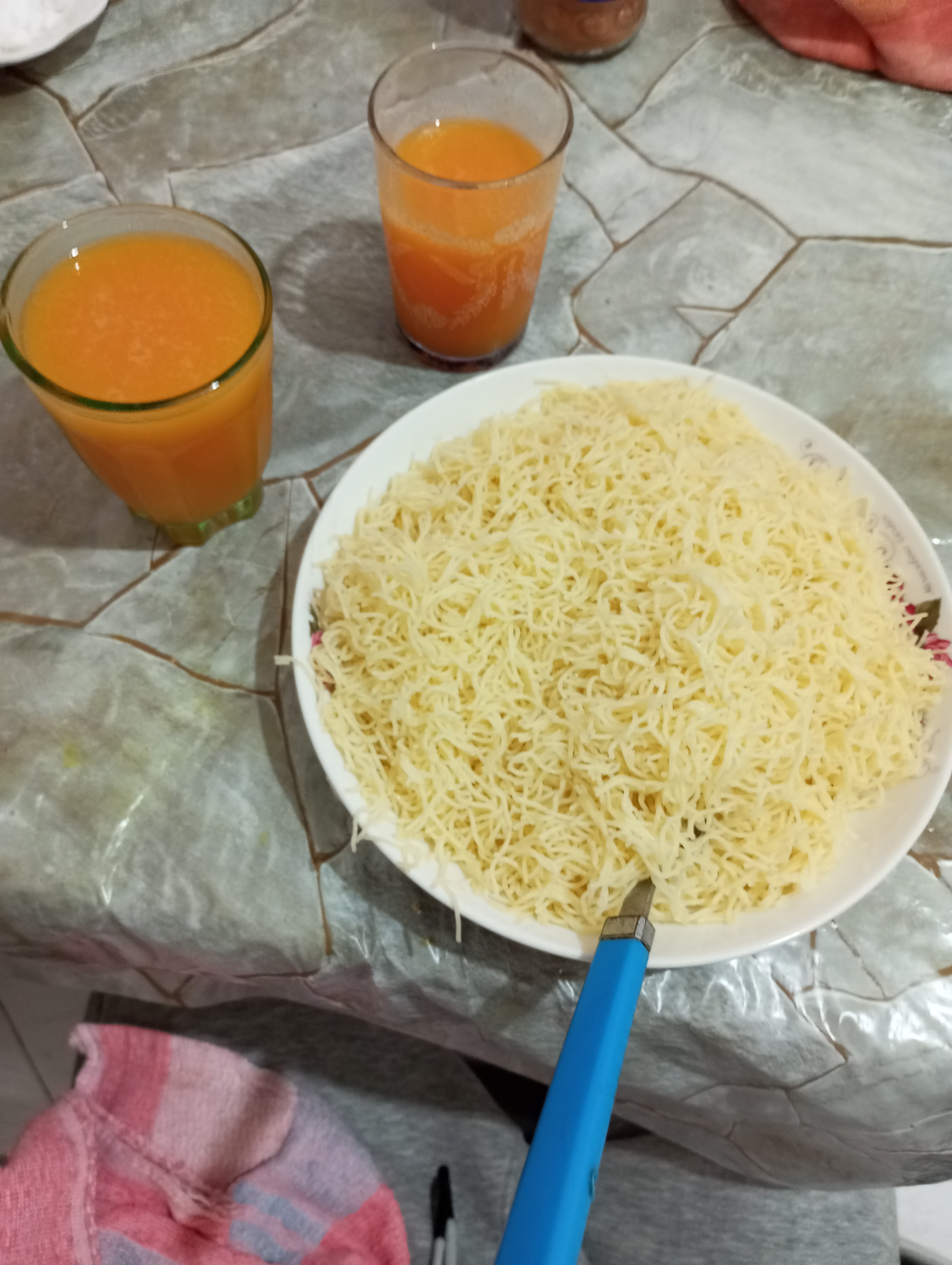 Vermicelli with orange juice and peaches