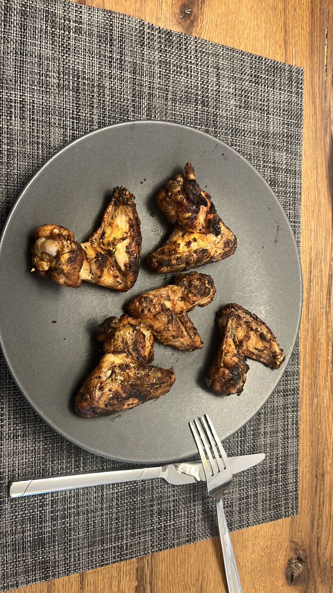 Gegrillte Hähnchenflügel