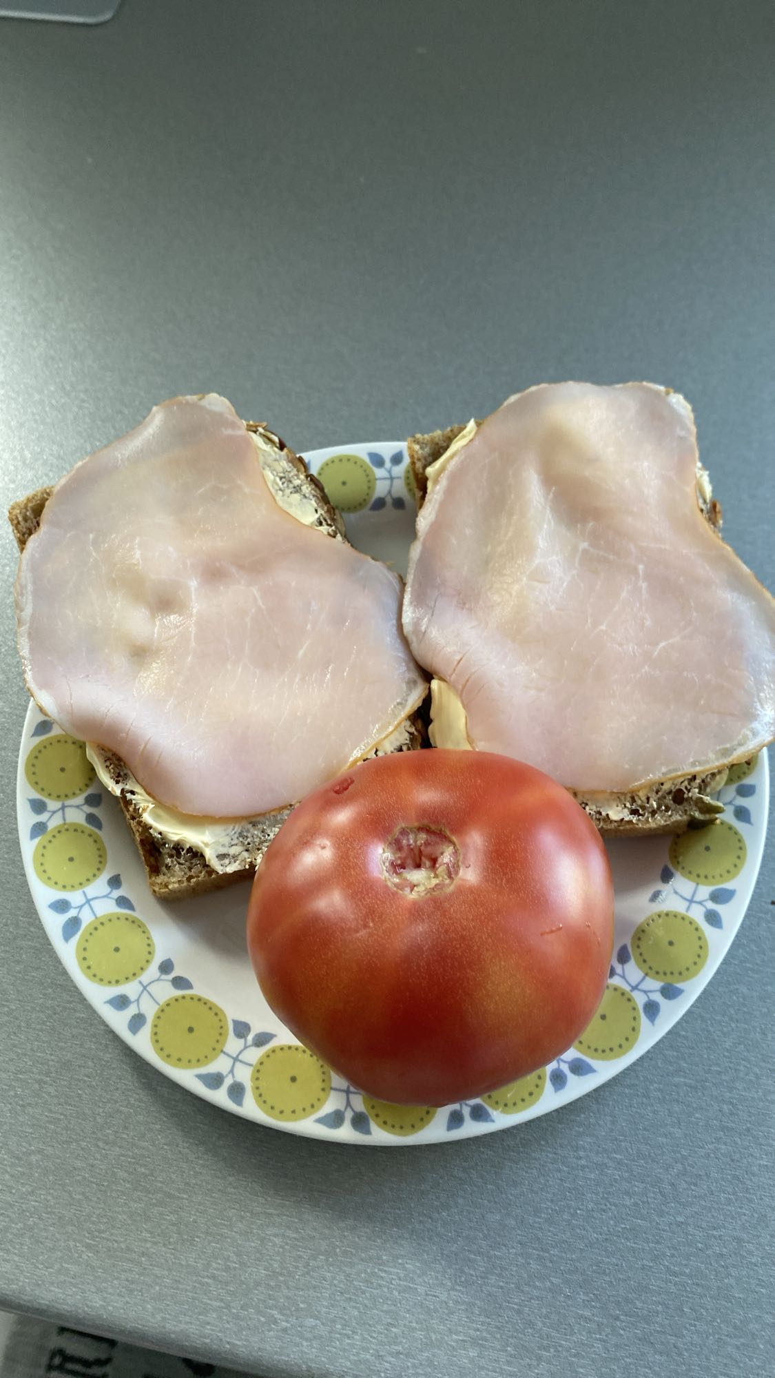 Kanapki z szynką i pomidorem