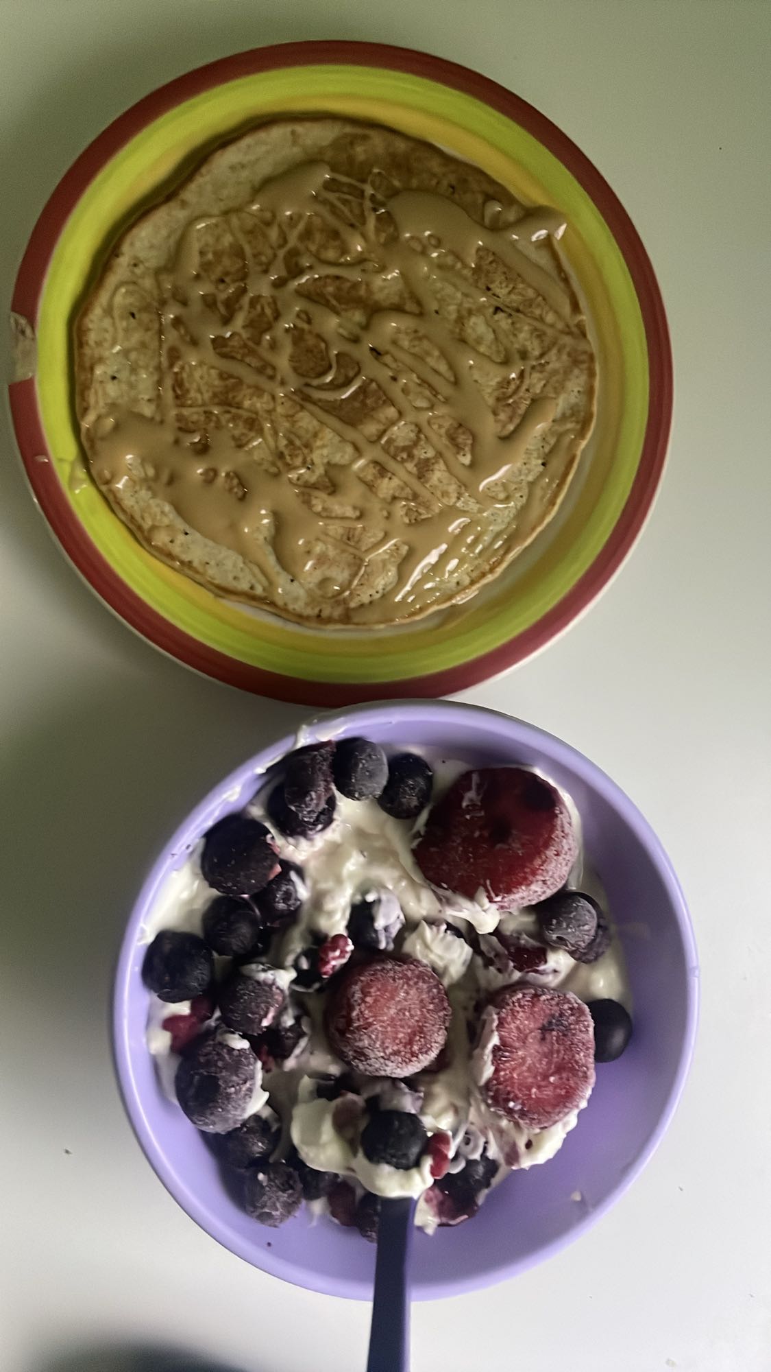 Tortilla de avena y yogur con frutos rojos
