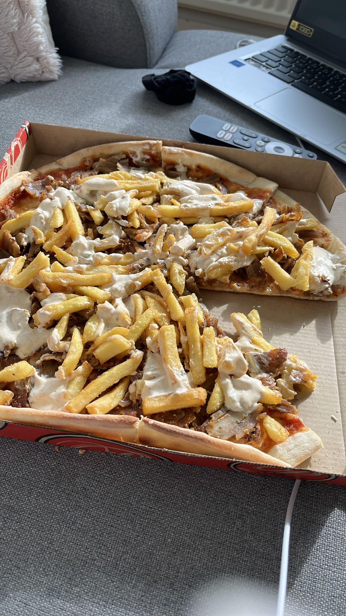 Kebabpizza med pommes