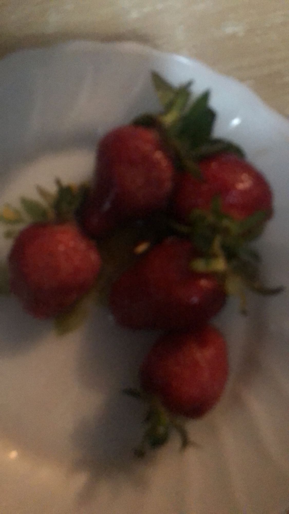 Клубника на тарелке