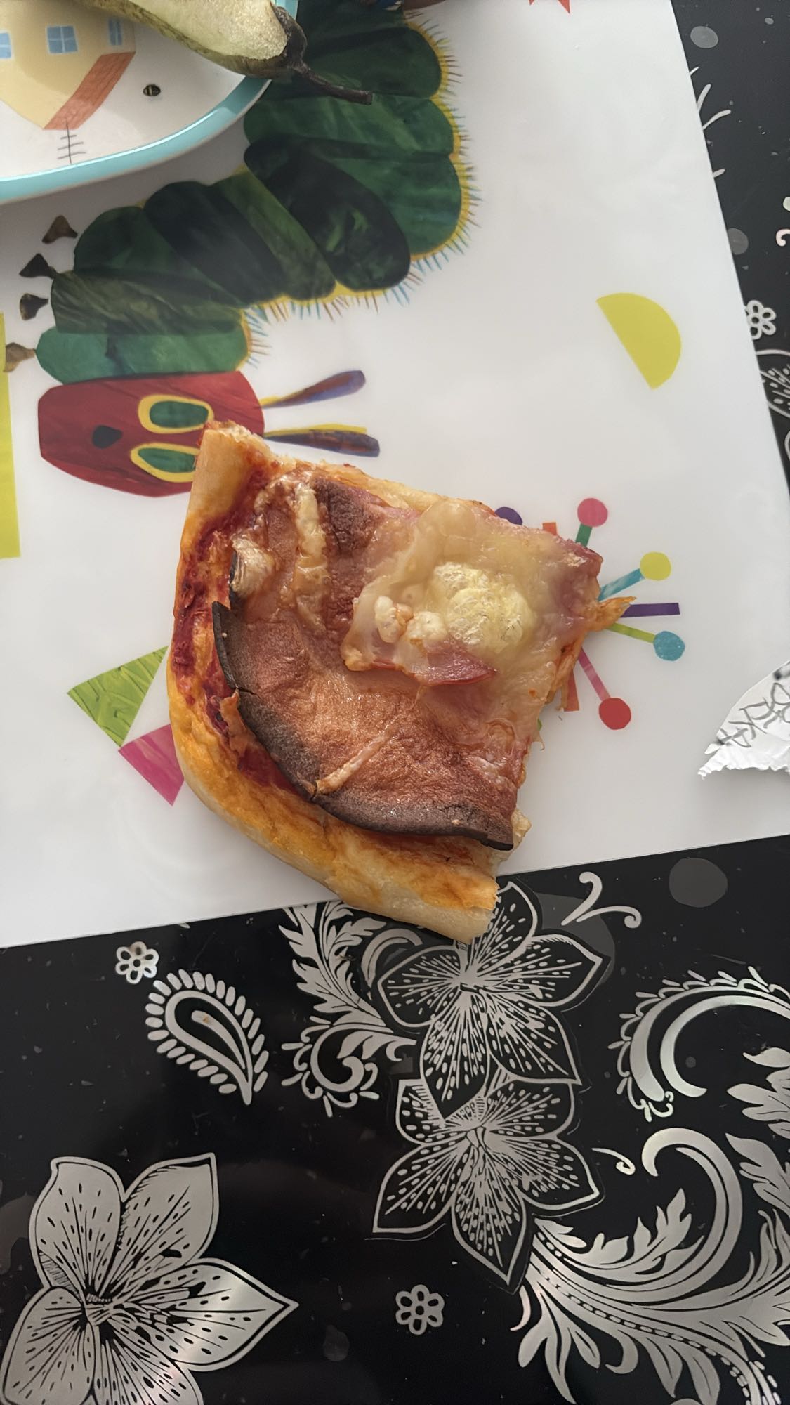 Sajtos-sonkás pizza szelet