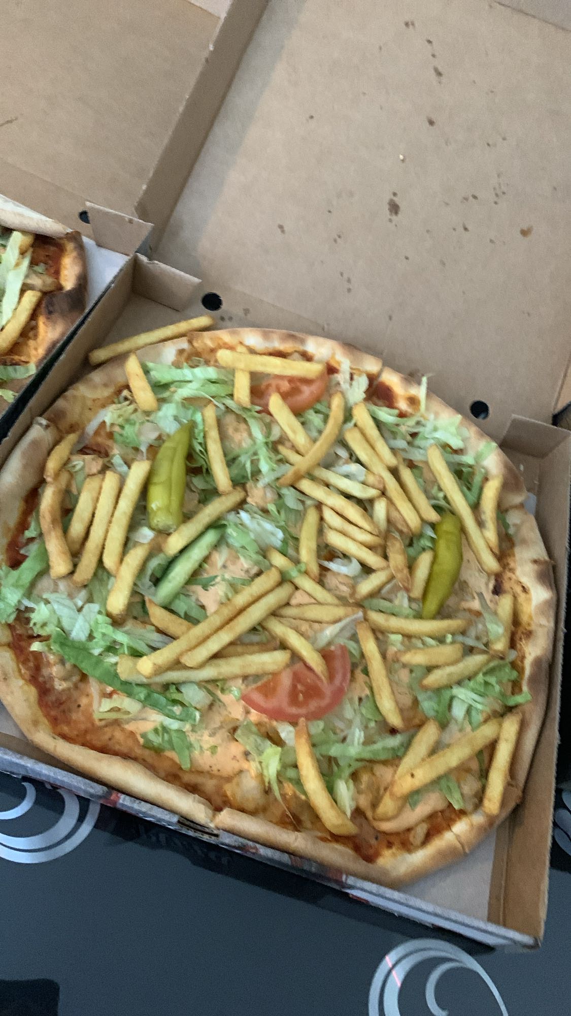 Pizza med pommes och grönsaker