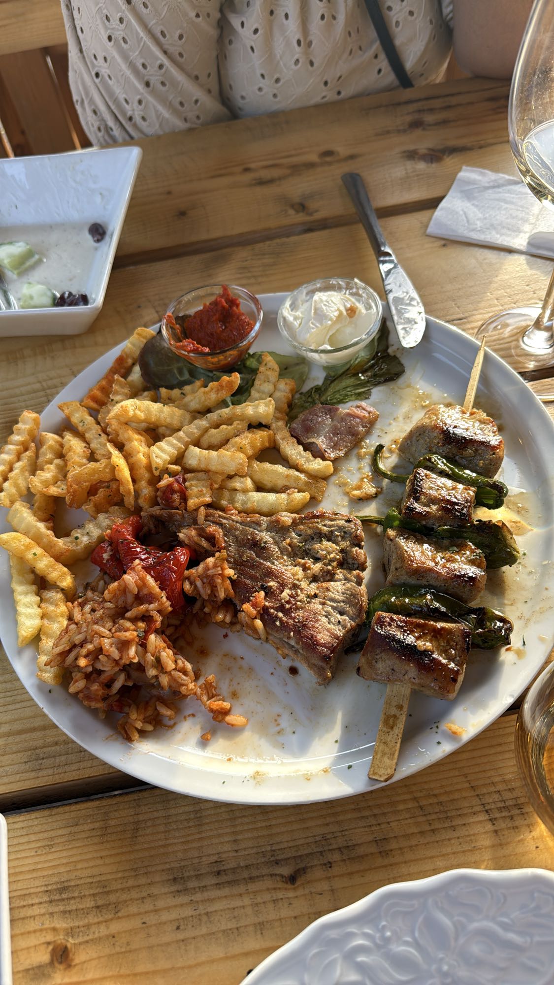 Grillteller mit Pommes