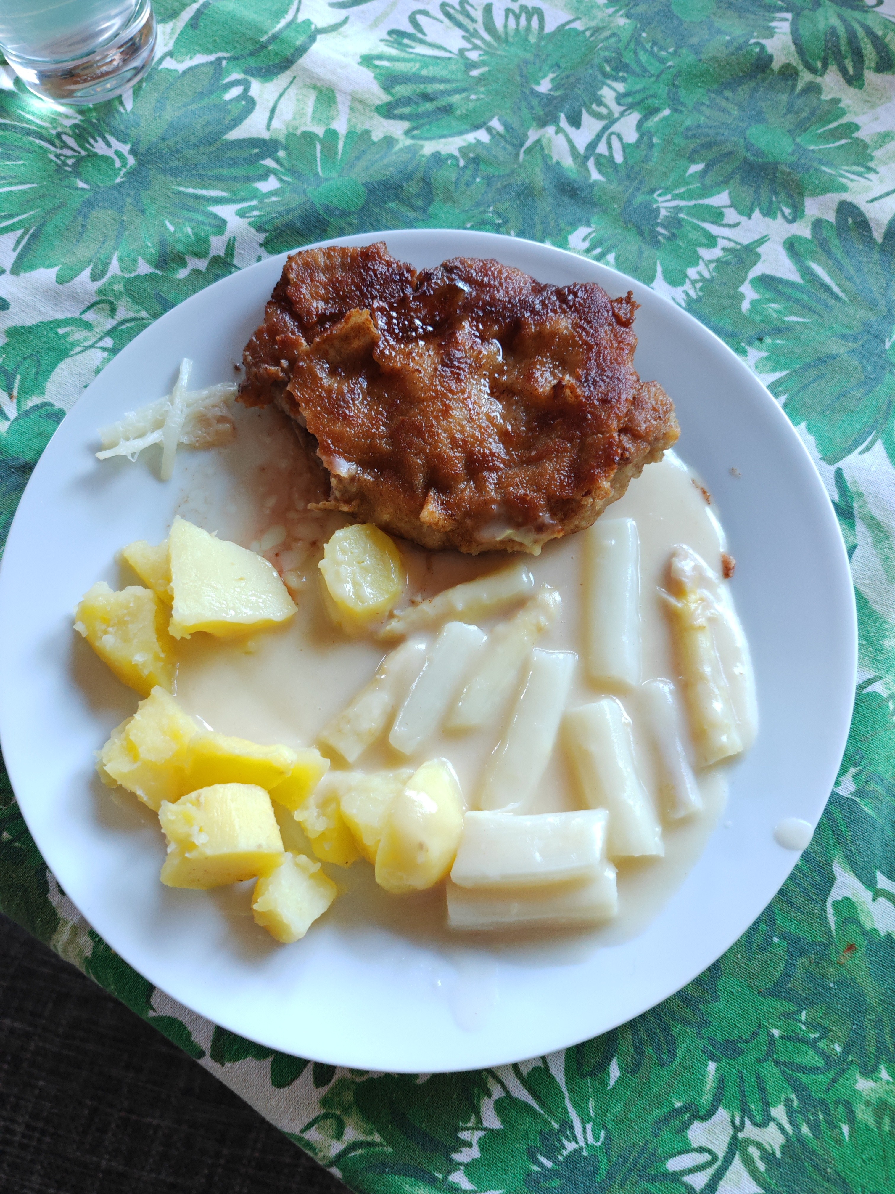 Kotelett mit Kartoffeln, Spargel und Sauce Hollandaise